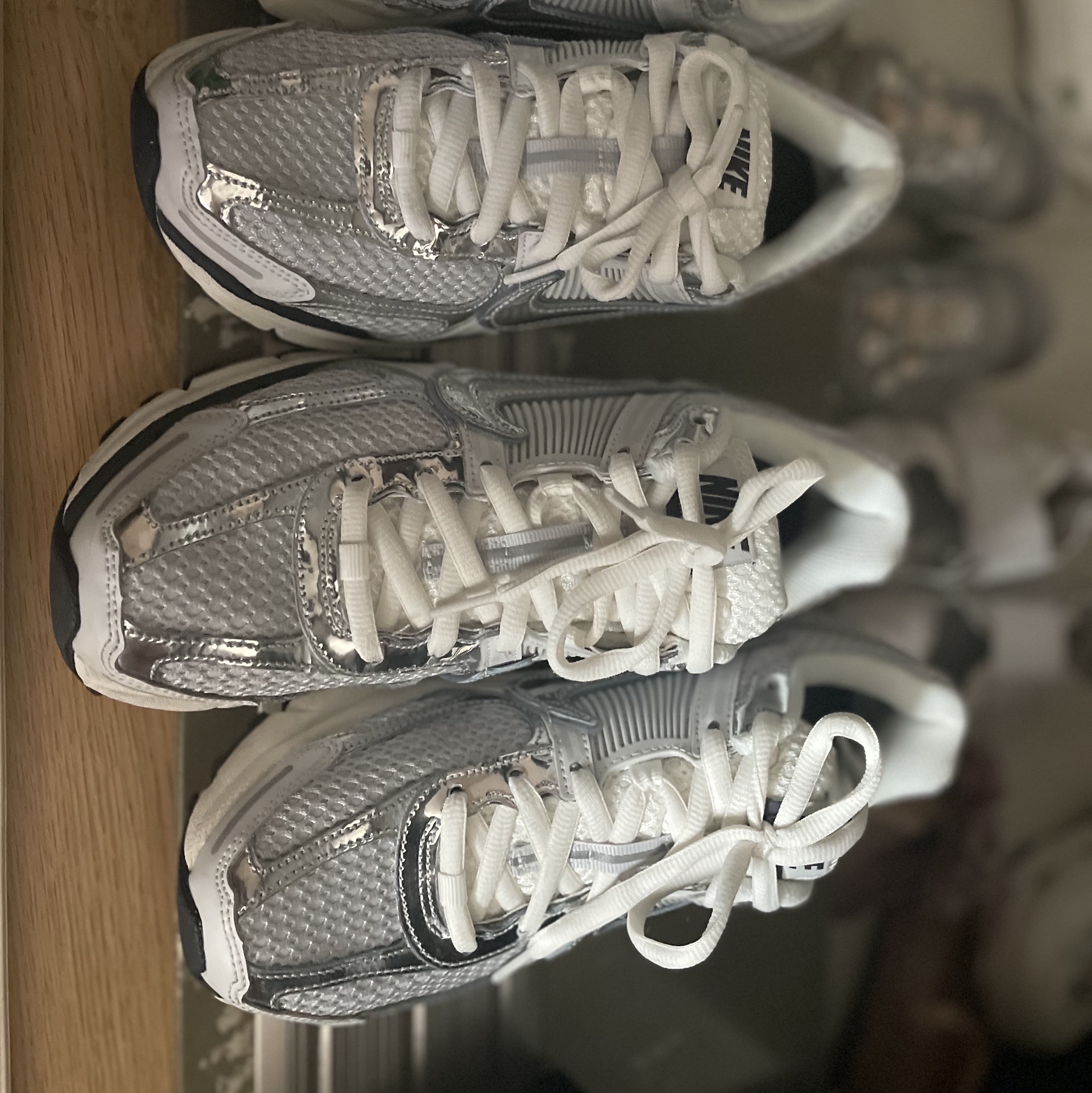 (W) Nike Zoom Vomero 5 Photon Dust and Metallic Silver 착용 스타일
