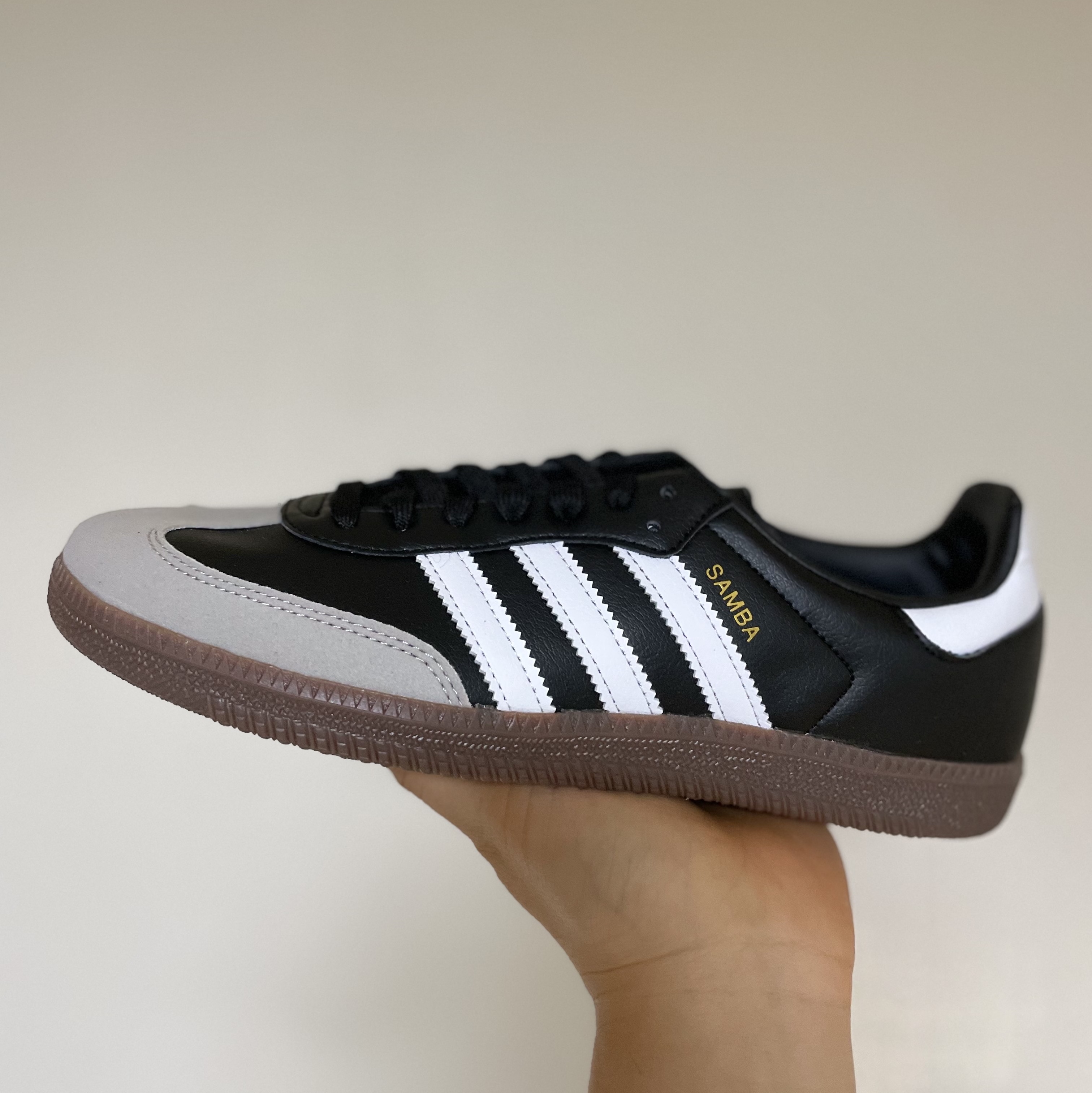 Adidas Samba Vegan Black White 착용 스타일 - 1