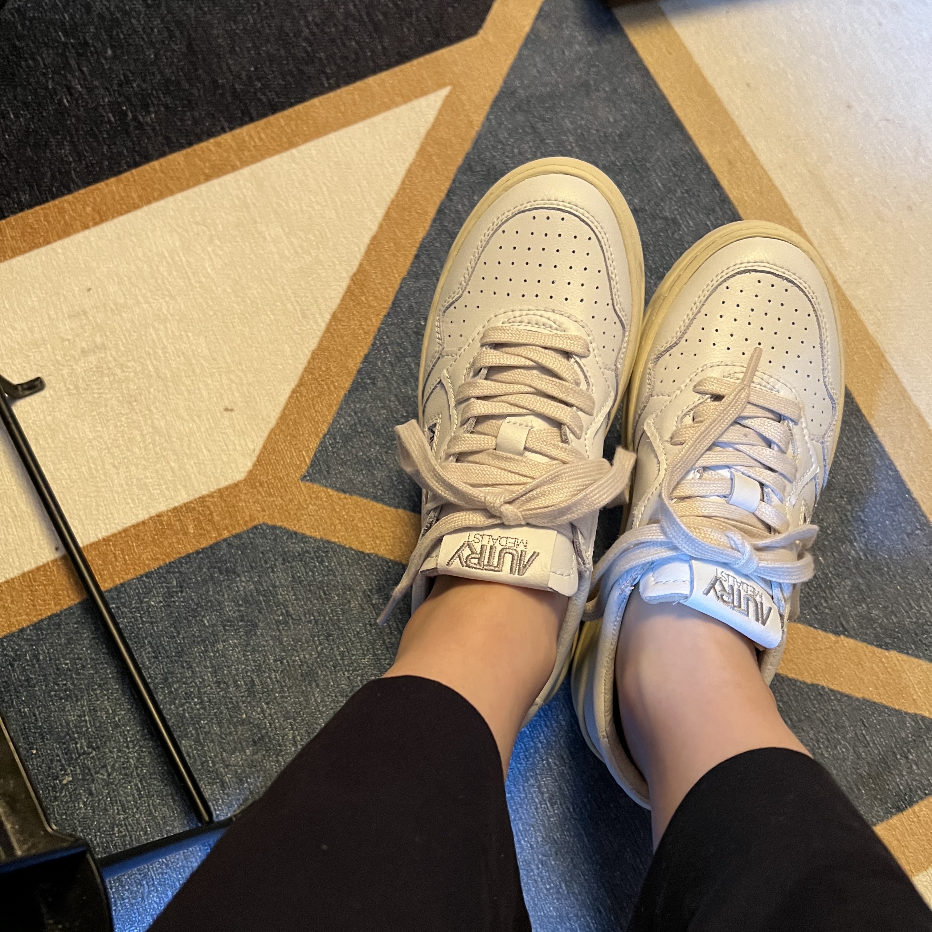 (W) Autry Medalist Low Leather Sneakers White 착용 스타일 - 2