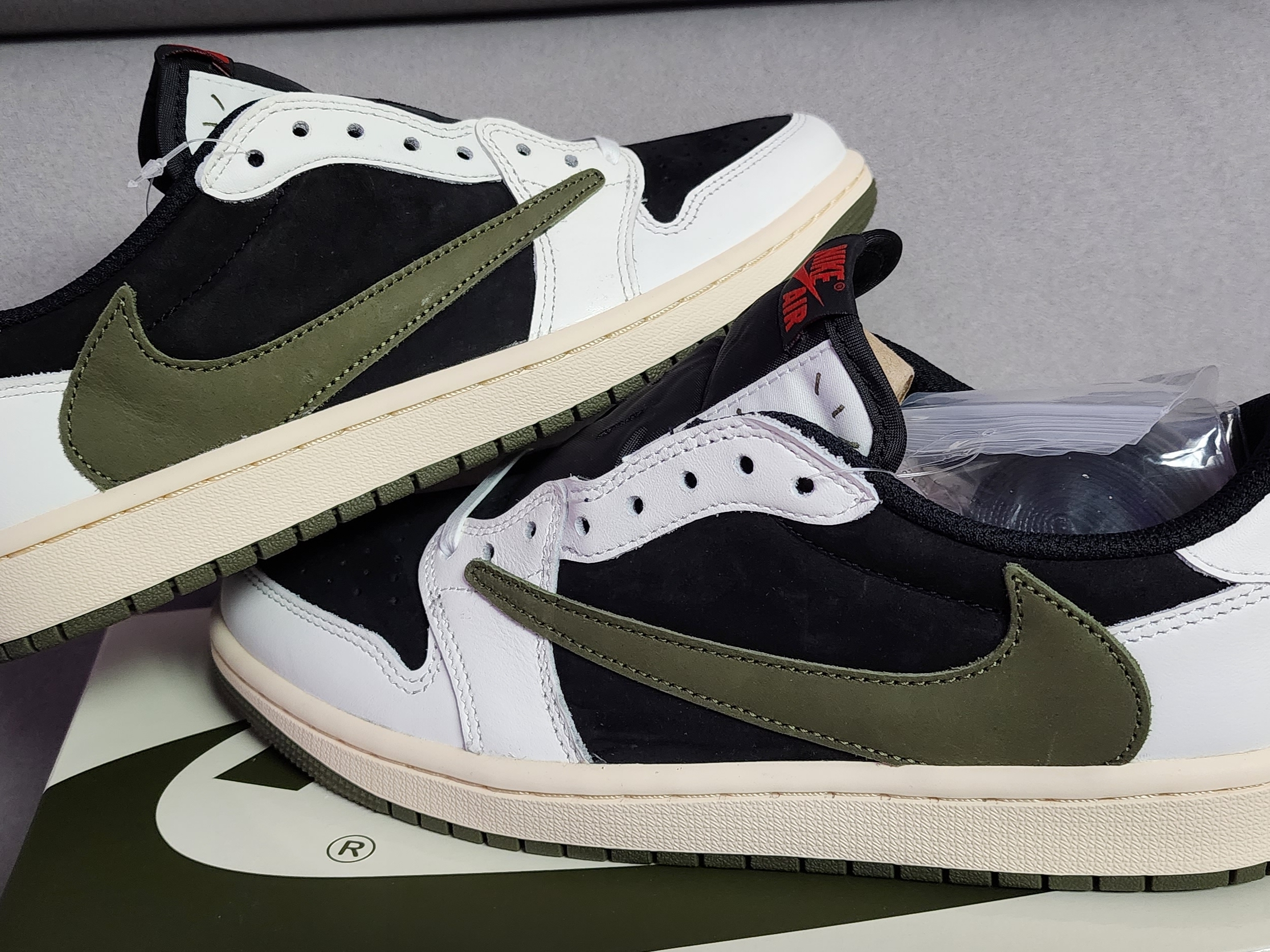(W) Jordan 1 x Travis Scott Retro Low OG SP Medium Olive 착용 스타일 - 2