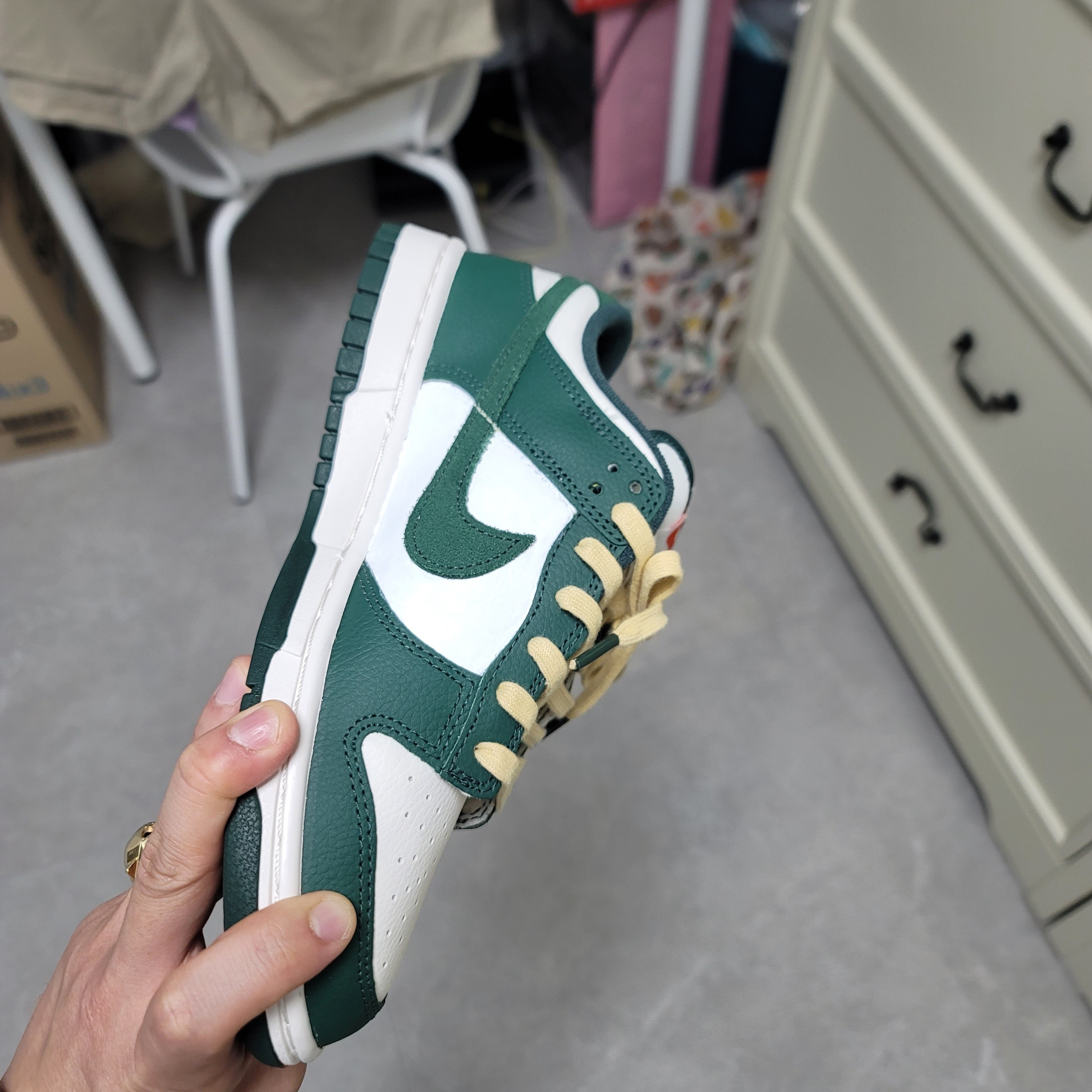 (W) Nike Dunk Low SE Opti Noble Green 착용 스타일 - 1