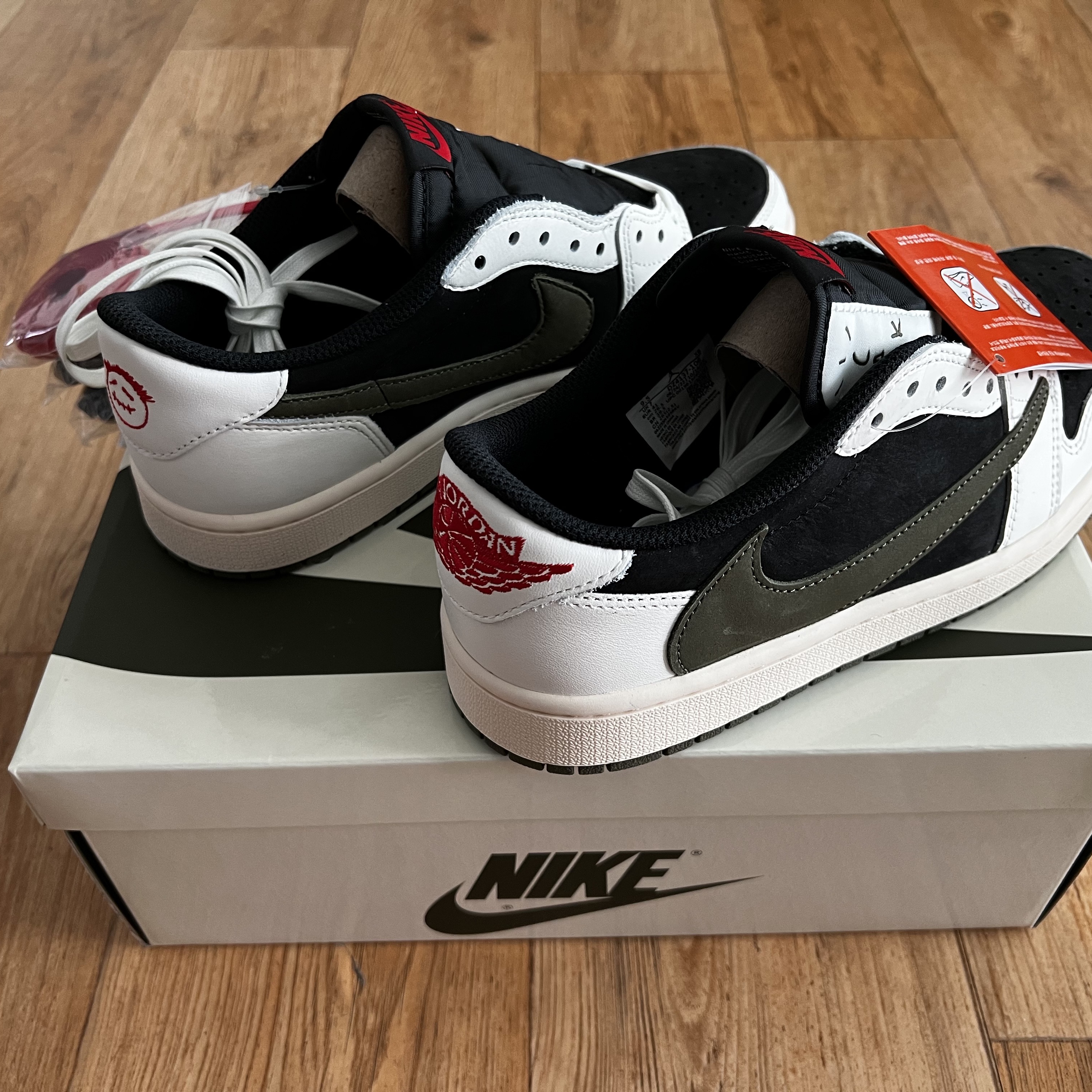 (W) Jordan 1 x Travis Scott Retro Low OG SP Medium Olive 착용 스타일 - 3