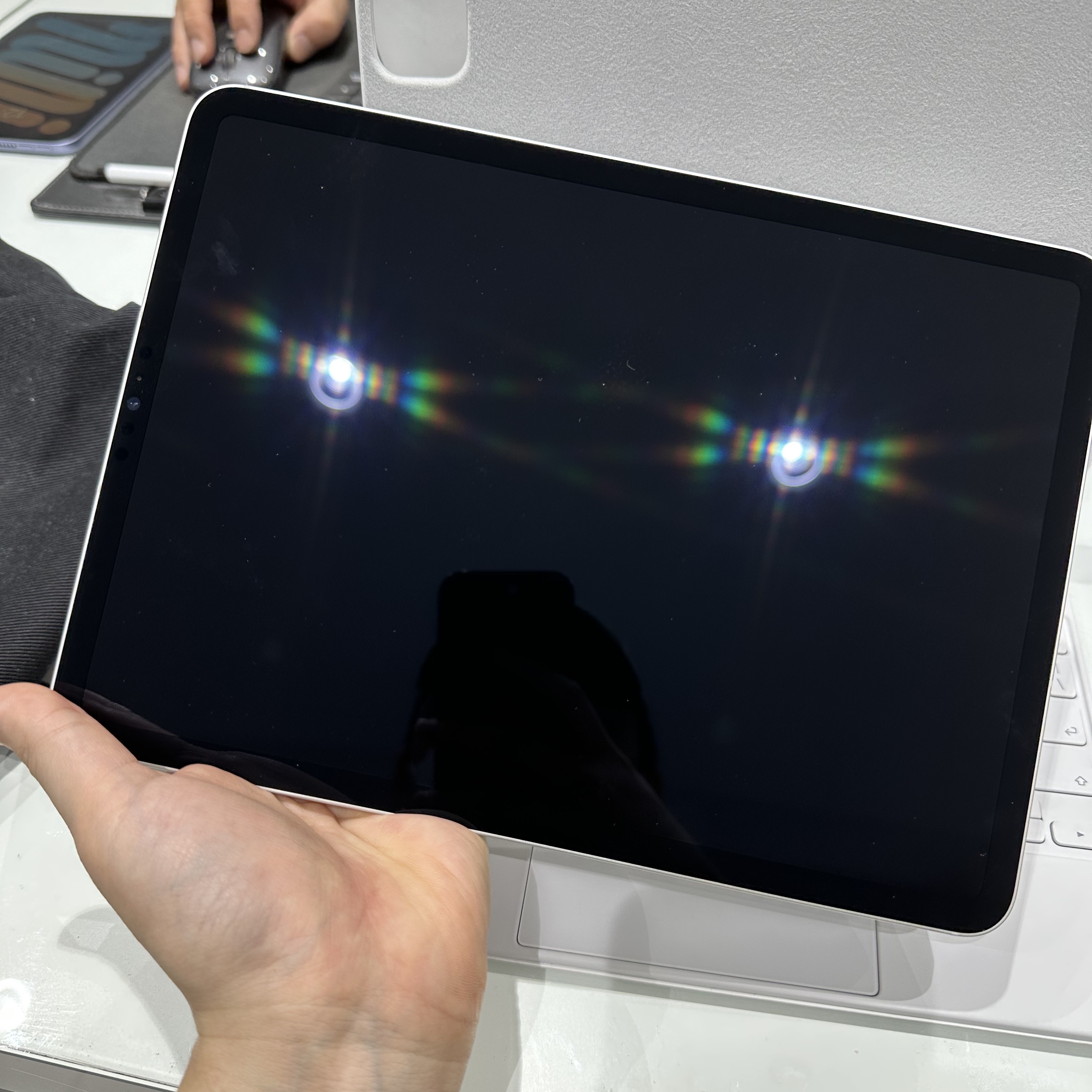 Apple iPad Pro 3rd Gen 11-inch Cellular 1TB Space Gray (Korean Ver.) 착용 스타일 - 4