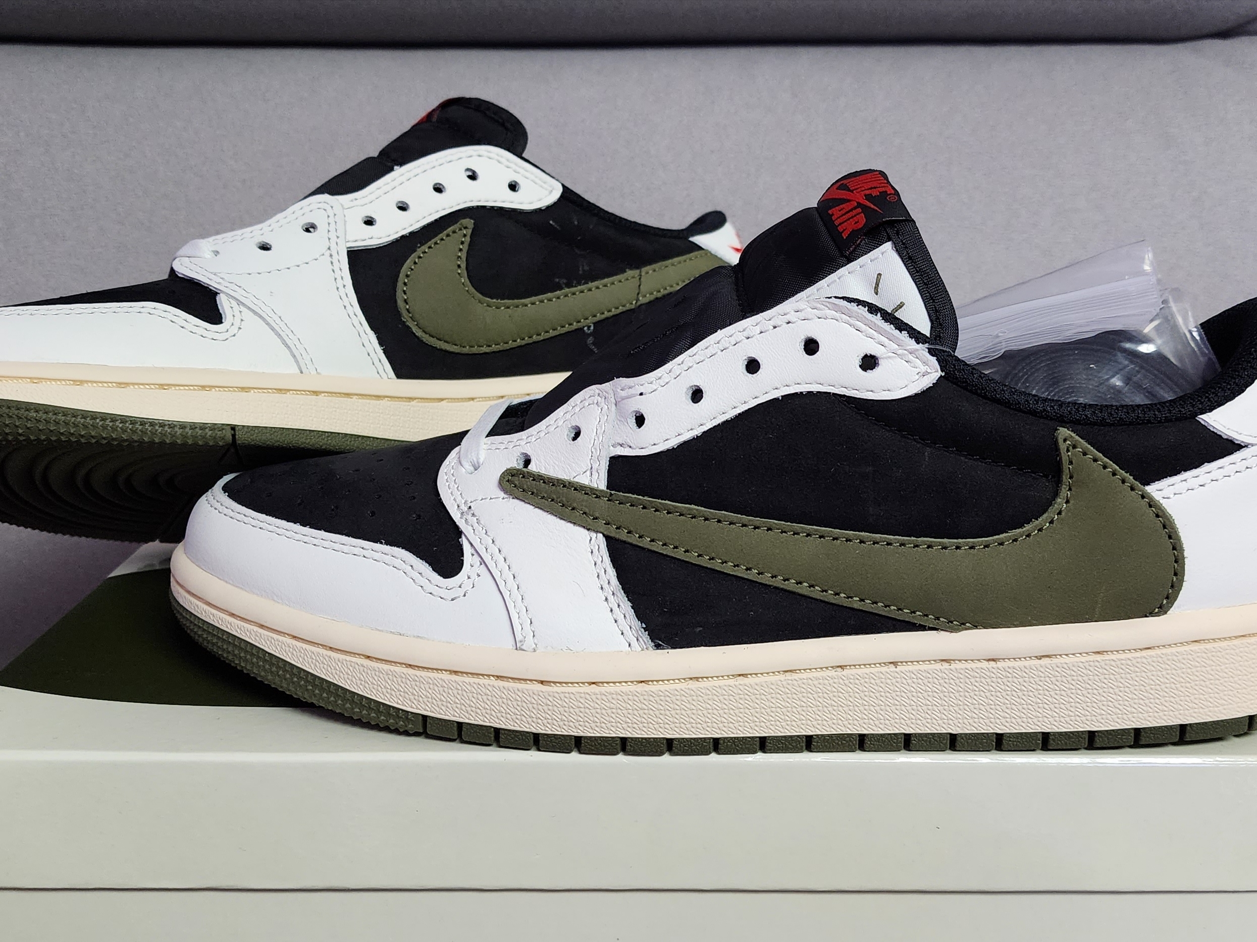 (W) Jordan 1 x Travis Scott Retro Low OG SP Medium Olive 착용 스타일 - 1