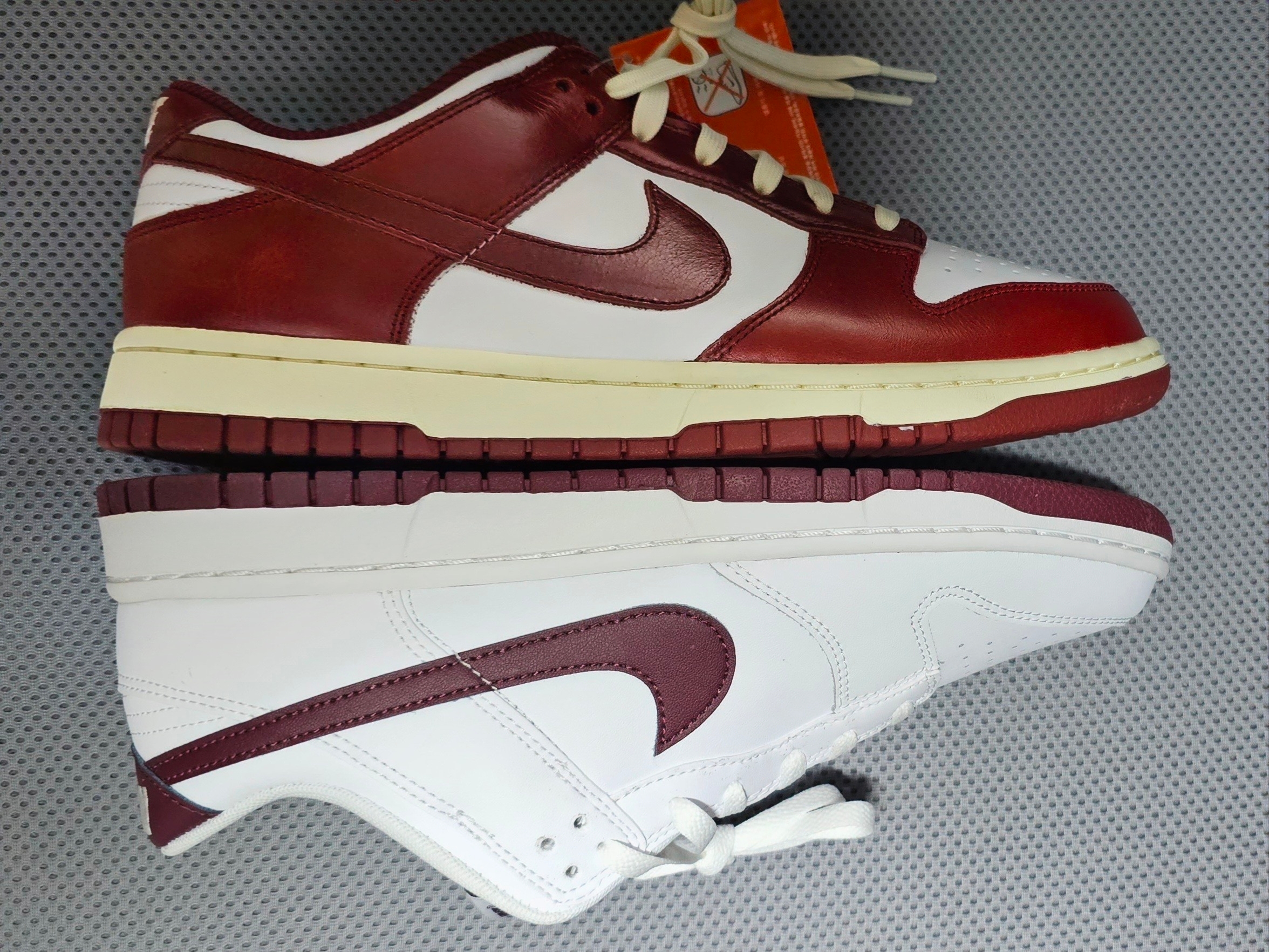 (W) Nike Dunk Low Retro PRM Team Red and White, Nike Dunk Low White Night Maroon 착용 스타일 - 1