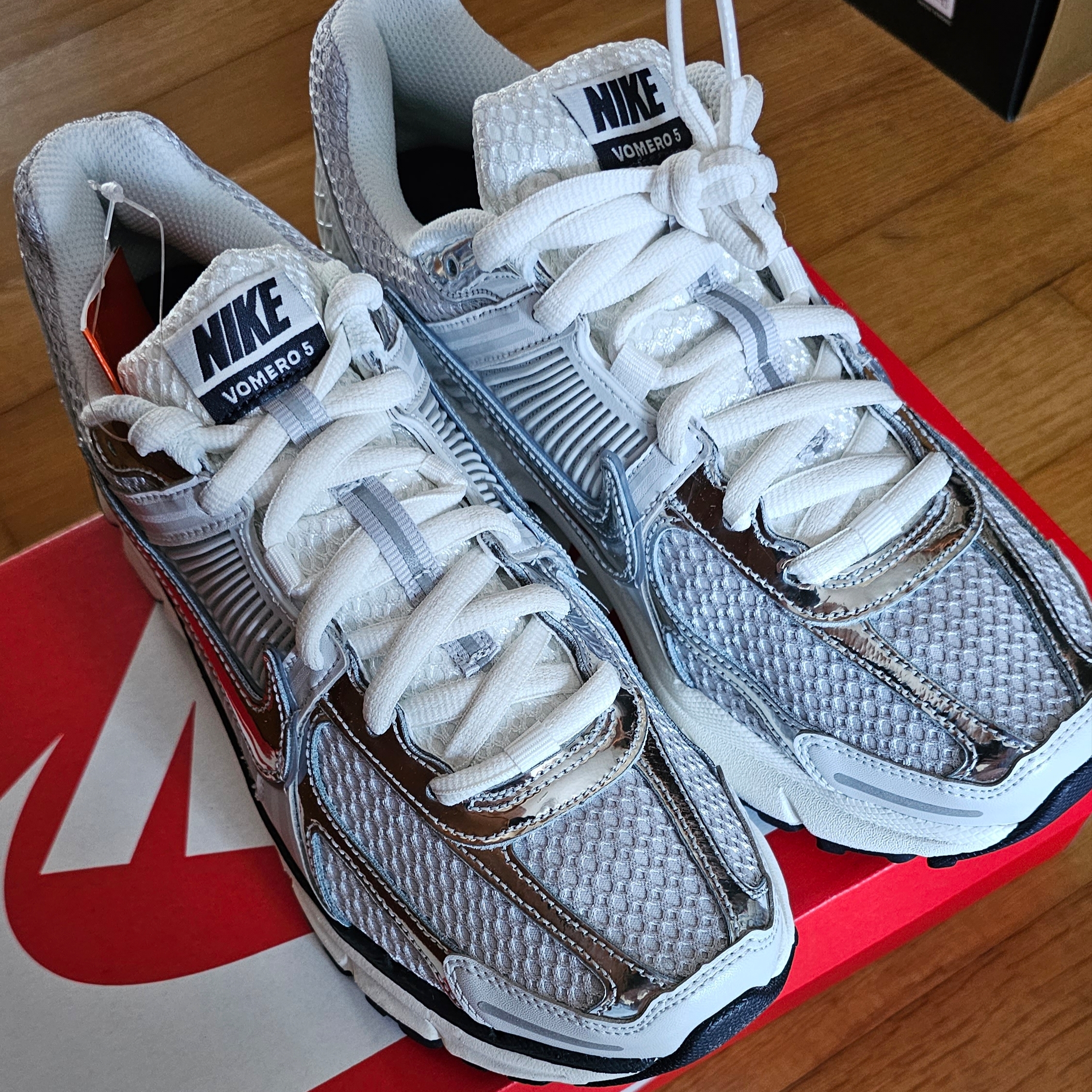 (W) Nike Zoom Vomero 5 Photon Dust and Metallic Silver 착용 스타일