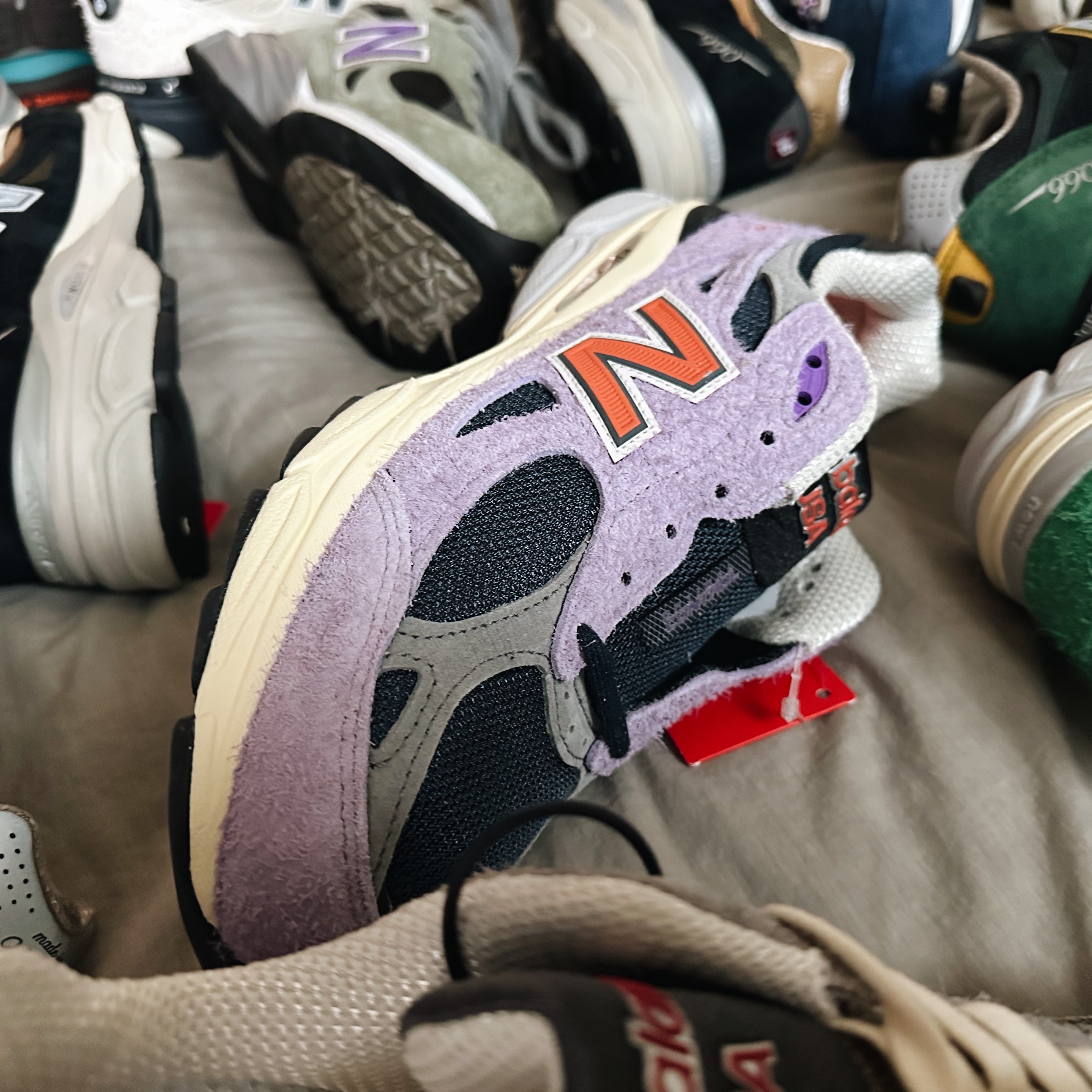 뉴발란스 990v3 메이드 인 USA 블랙 탄, 뉴발란스 990v3 메이드 인 USA 로우 애머시스트 착용 스타일 - 5