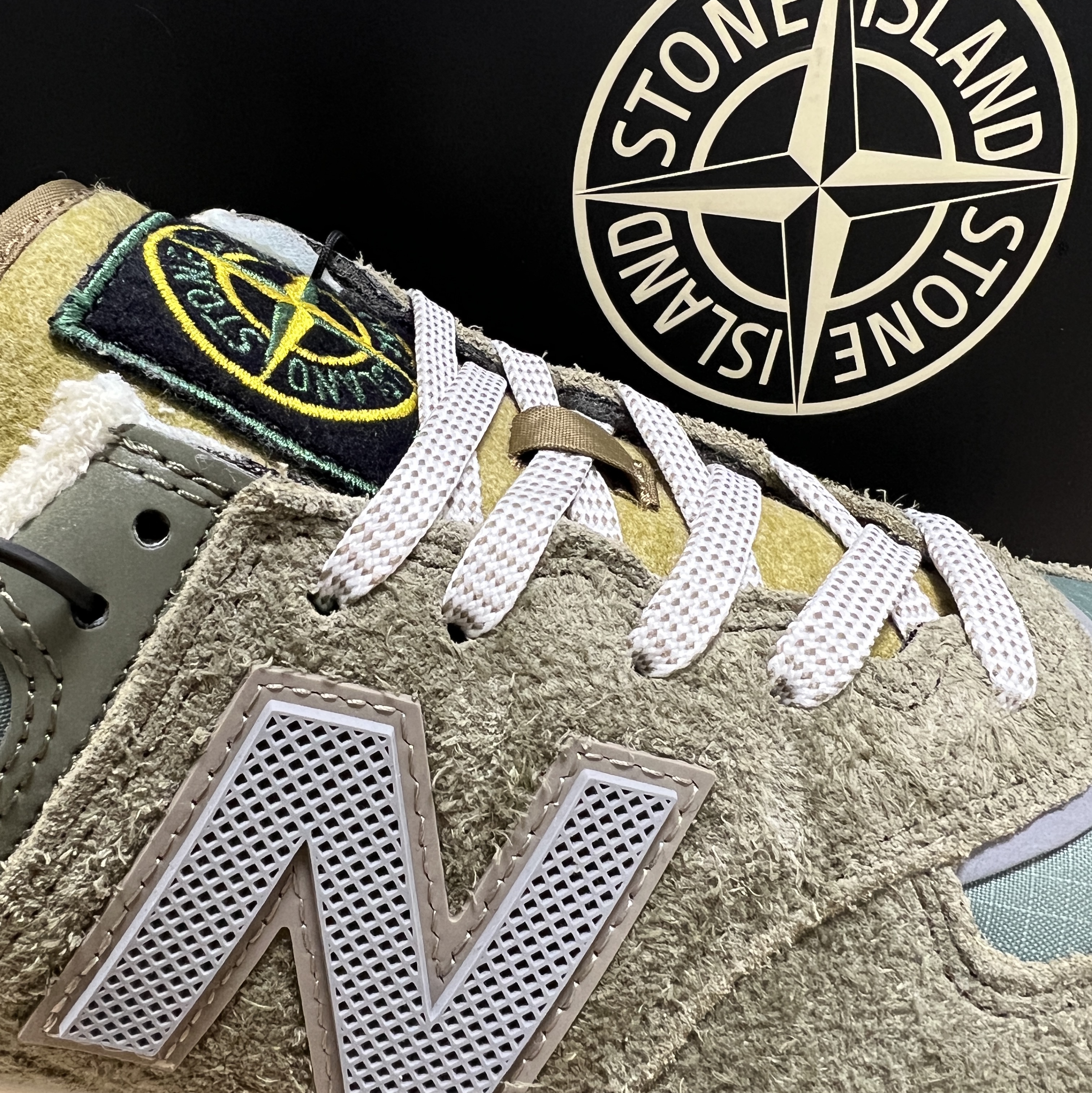 New Balance x Stone Island 574 Legacy Green 착용 스타일 - 1