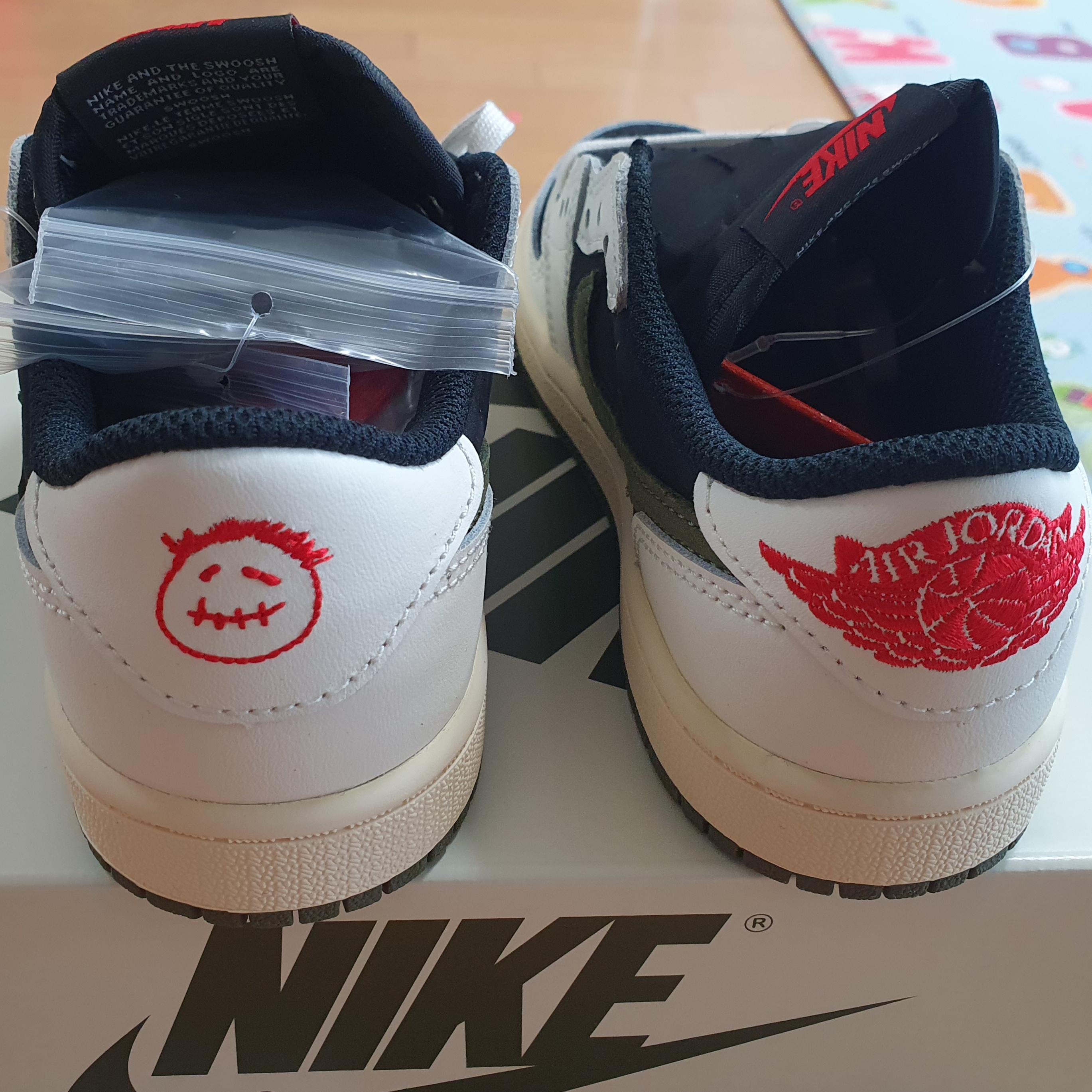 (PS) Jordan 1 x Travis Scott Retro Low OG SP Medium Olive 착용 스타일 - 4