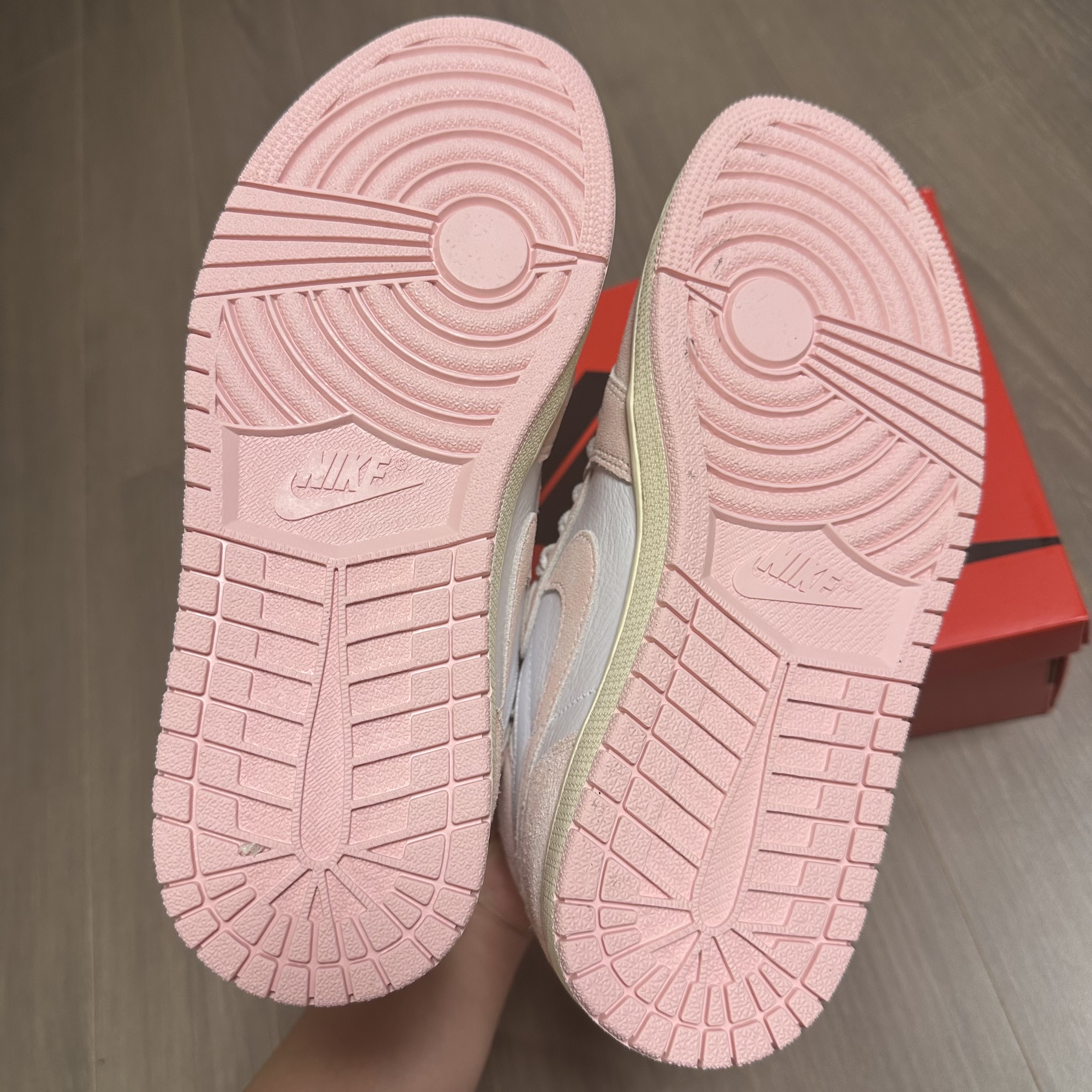 (W) Jordan 1 Retro High OG Coconut Milk and Sail 착용 스타일 - 5