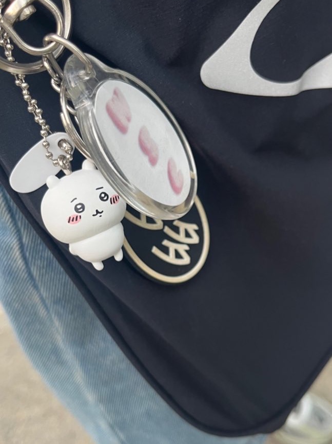 Mischief Rhombus Light Weight Cross Bag Black - The Hyundai Seoul Exclusive, (W) Mischief Not For Sale T-Shirt White - The Hyundai Seoul Exclusive 착용 스타일 - 2
