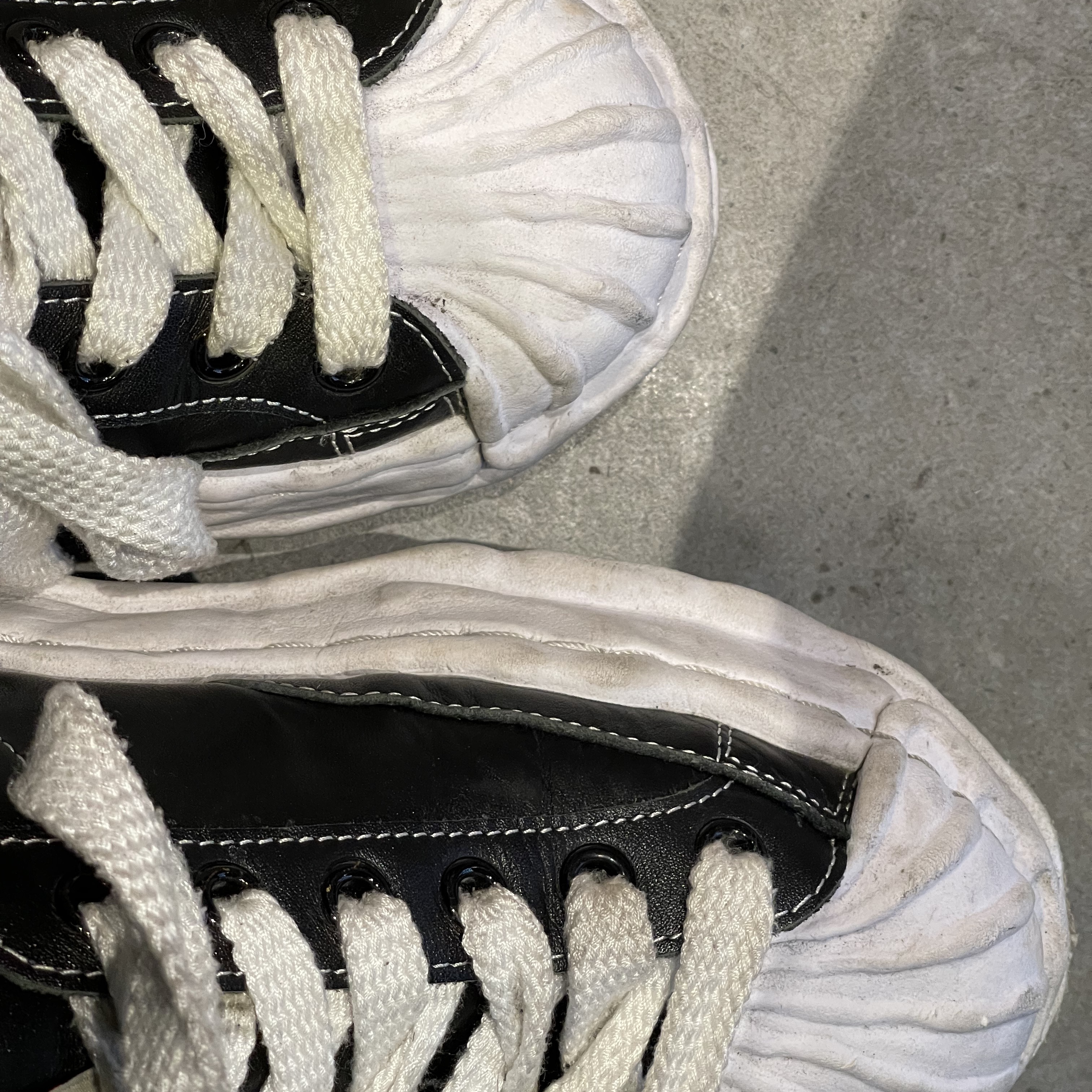 Maison Mihara Yasuhiro Blakey VL OG Sole Leather Low-top Sneakers Black 착용 스타일 - 3