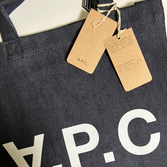 A.P.C. Laure Tote Bag Blue 착용 스타일