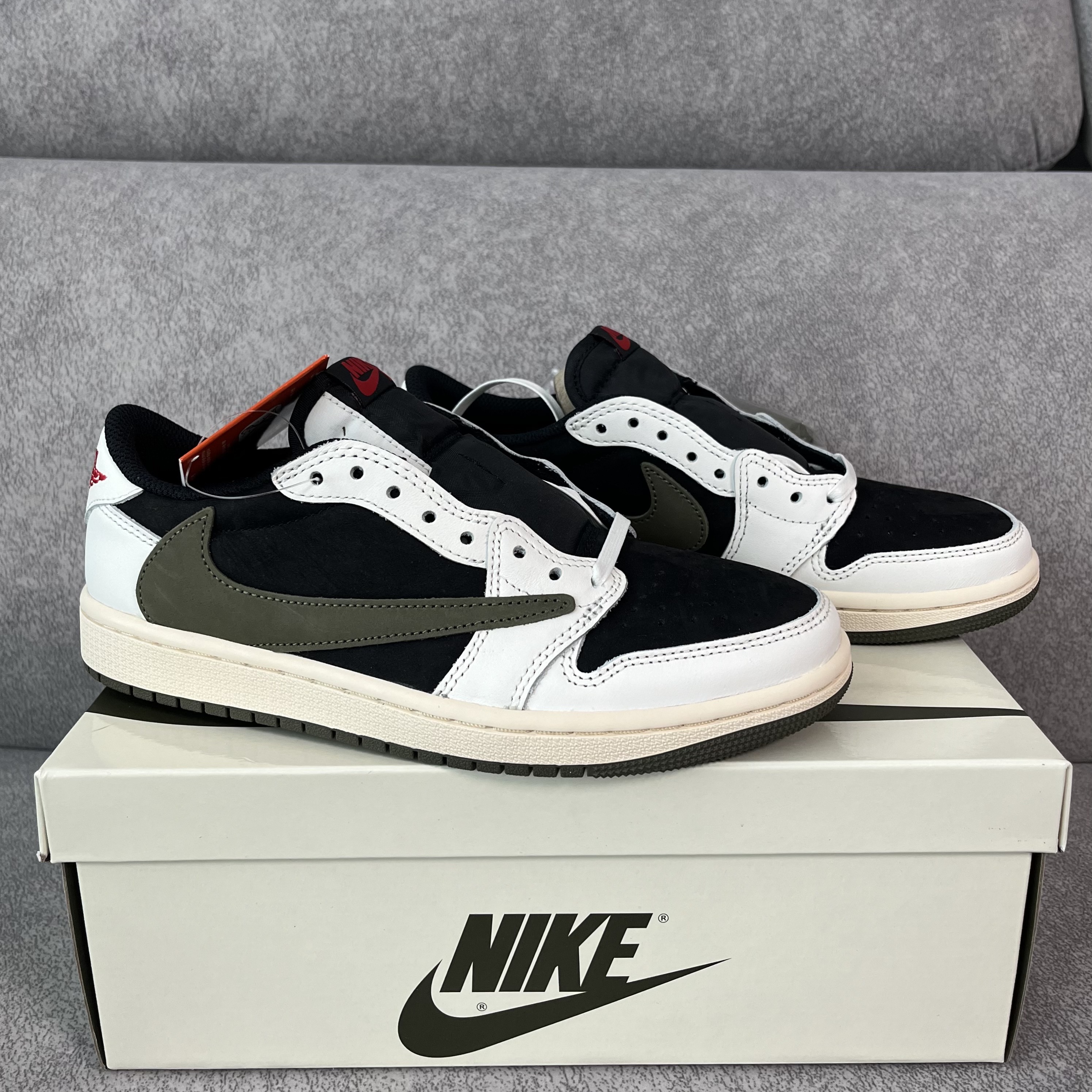 (W) Jordan 1 x Travis Scott Retro Low OG SP Medium Olive 착용 스타일 - 1