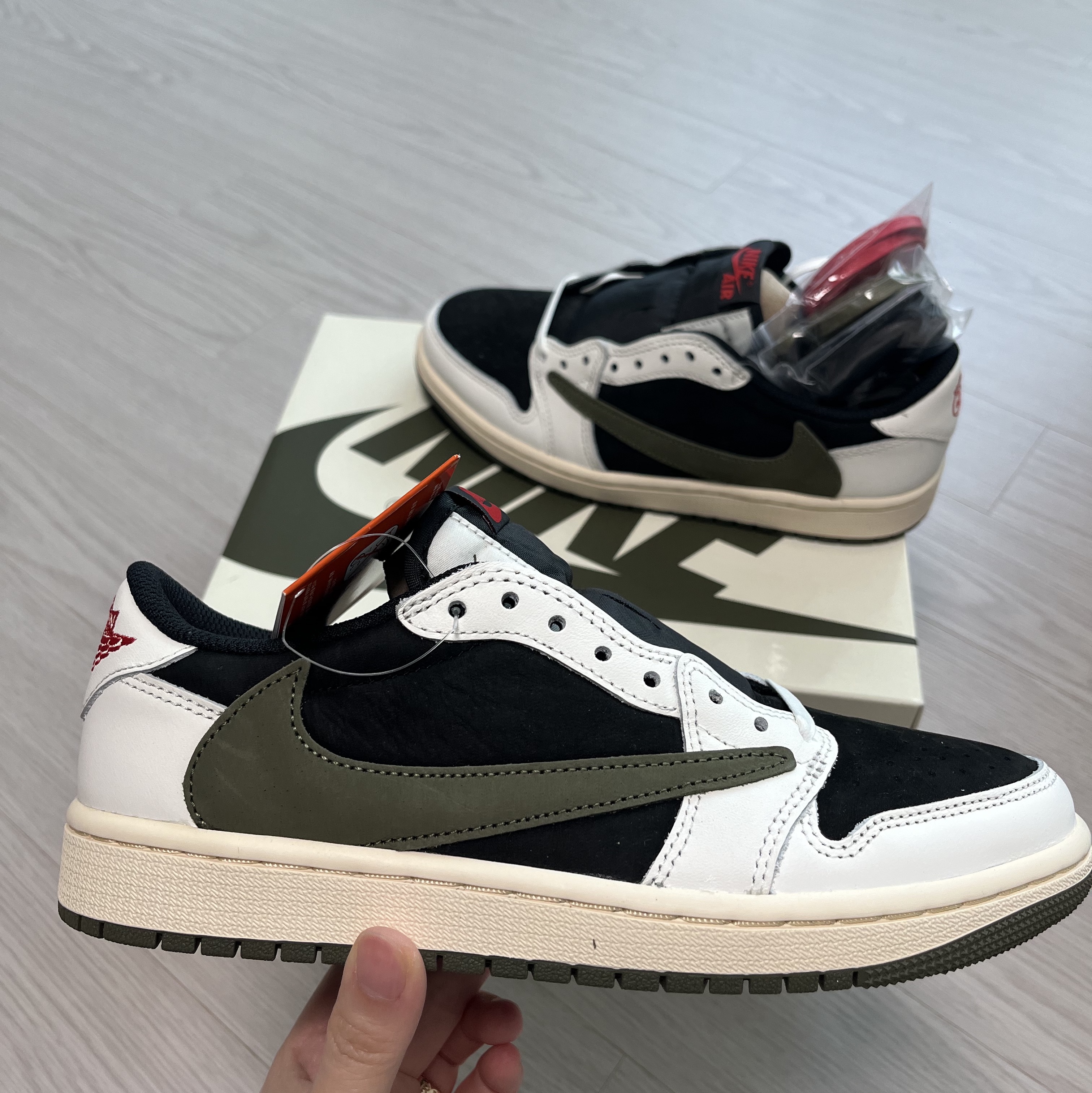 (W) Jordan 1 x Travis Scott Retro Low OG SP Medium Olive 착용 스타일 - 2