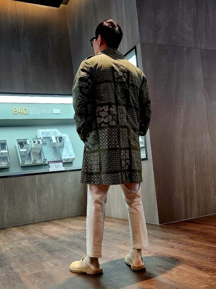 Supreme Military Trench Coat Olive Paisley - 20SS, Gucci GG Rubber Slip On Sandal White 착용 스타일 - 4