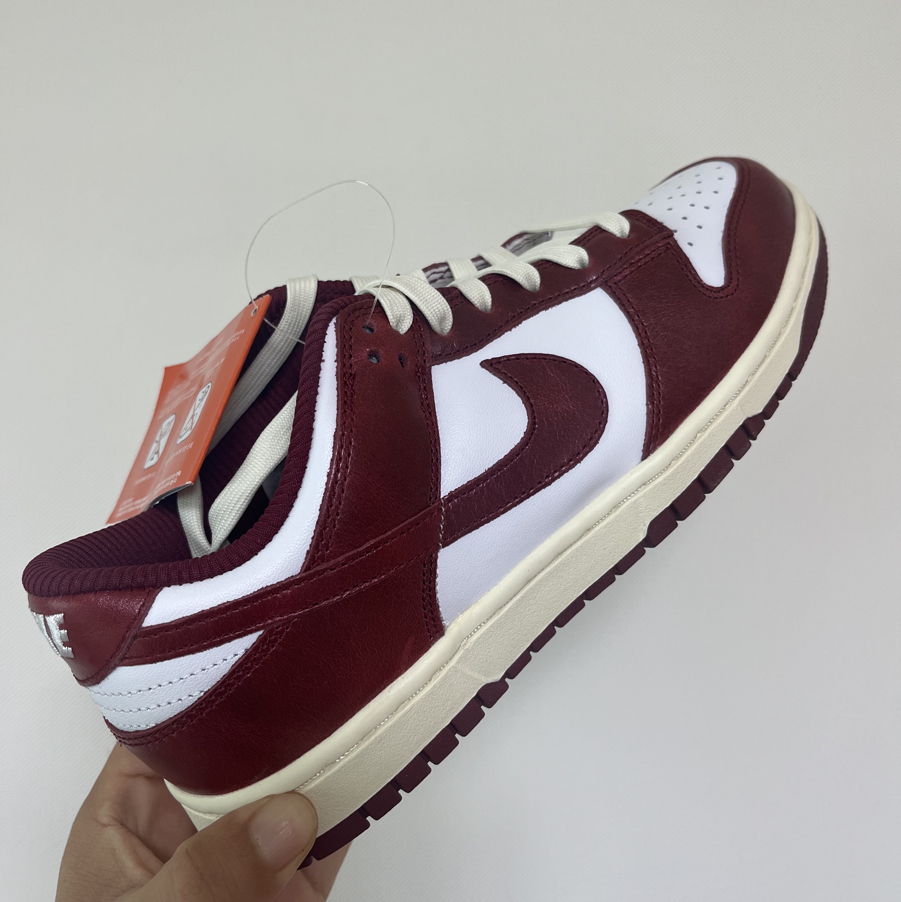 (W) Nike Dunk Low Retro PRM Team Red and White 착용 스타일 - 2