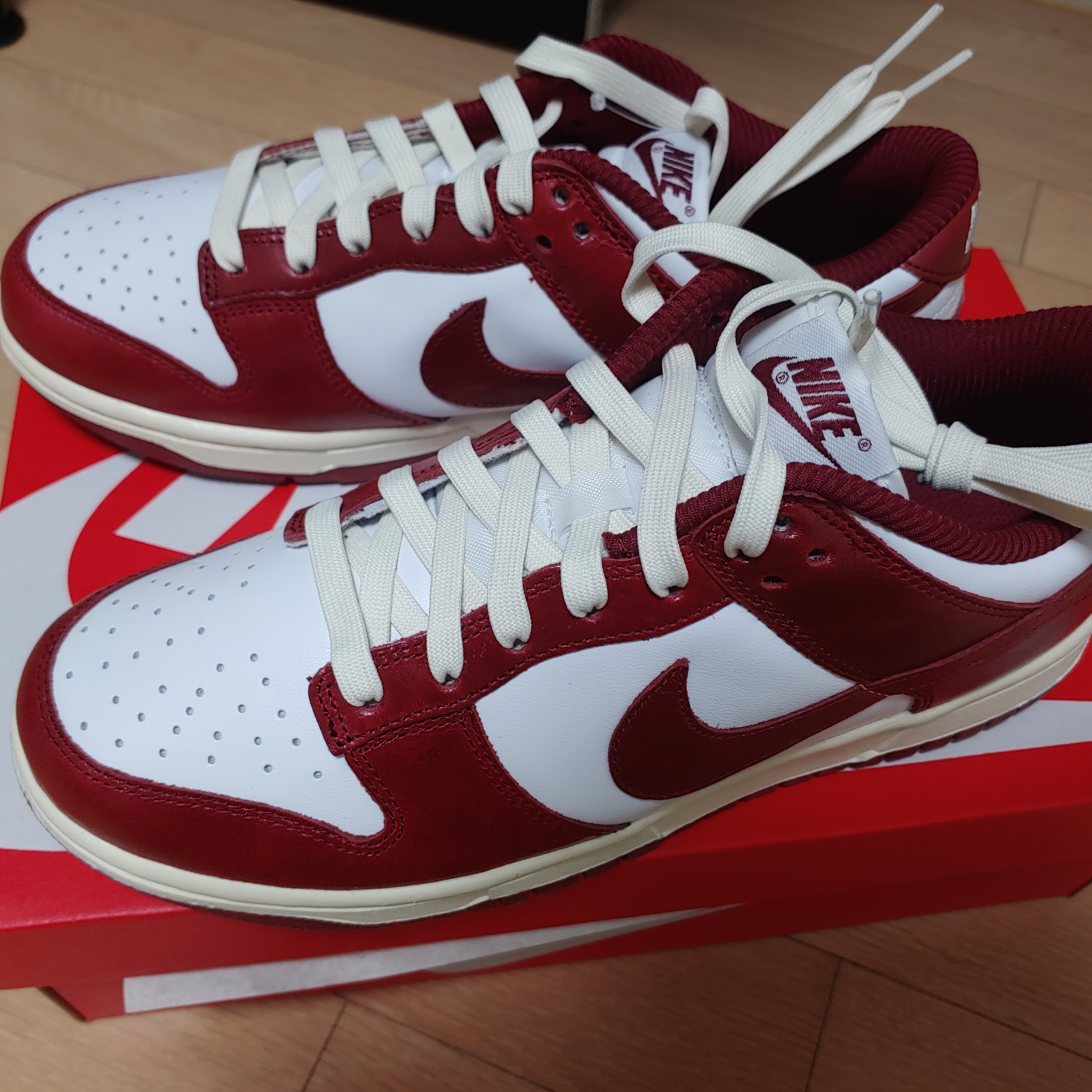 (W) Nike Dunk Low Retro PRM Team Red and White 착용 스타일 - 3