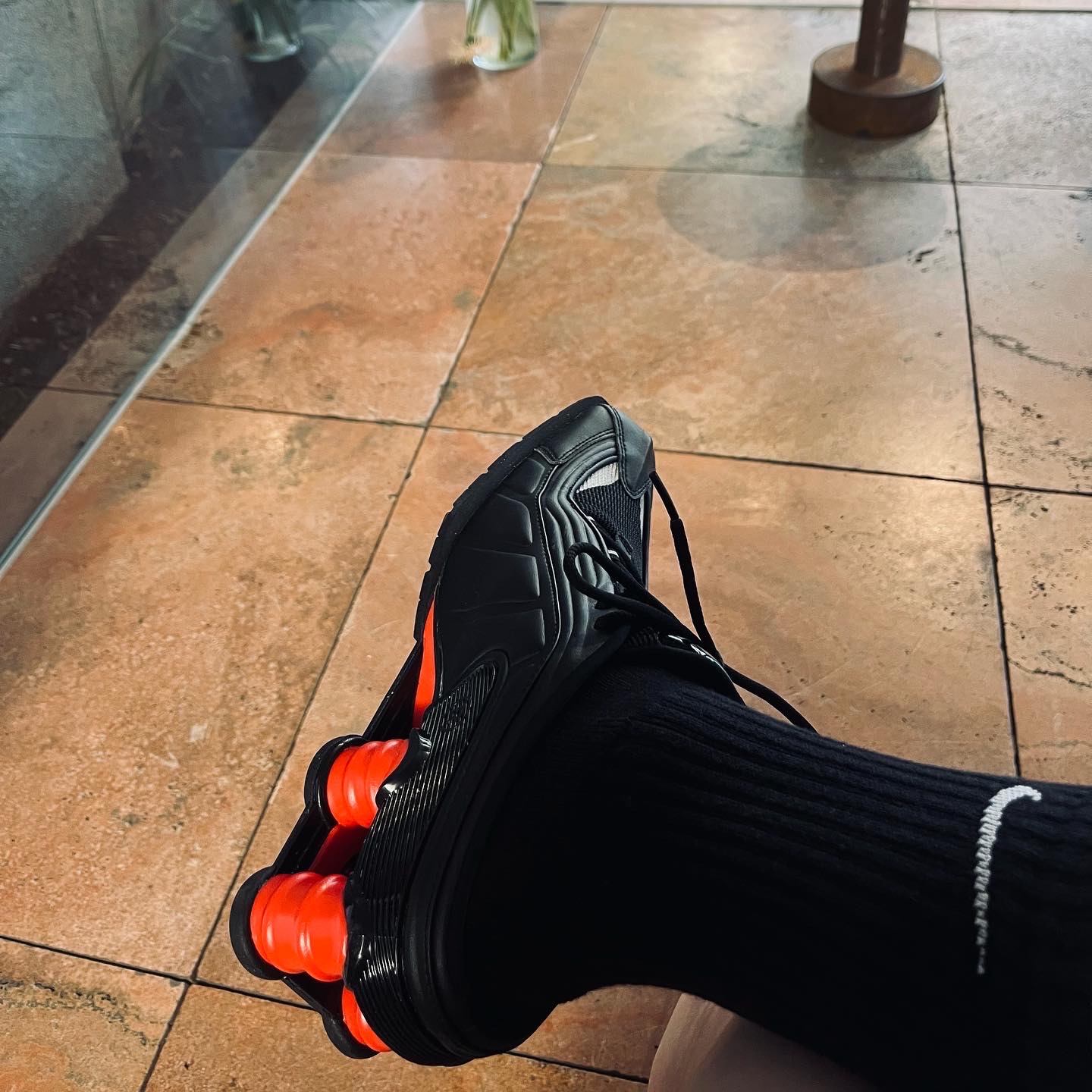 Nike x Martine Rose Shox MR4 Black, Nike x Martine Rose Shox MR4 White 착용 스타일 - 3