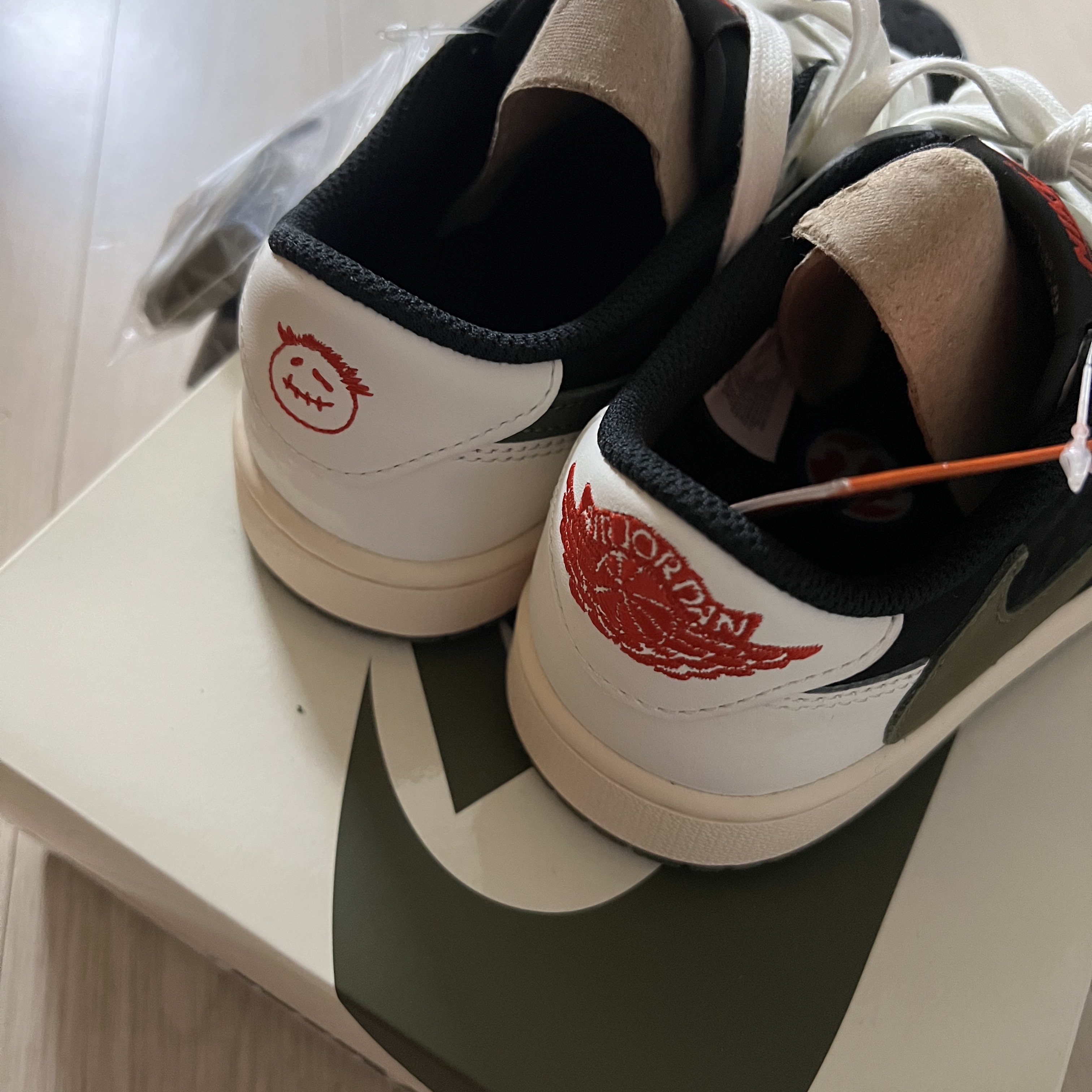 (W) Jordan 1 x Travis Scott Retro Low OG SP Medium Olive 착용 스타일