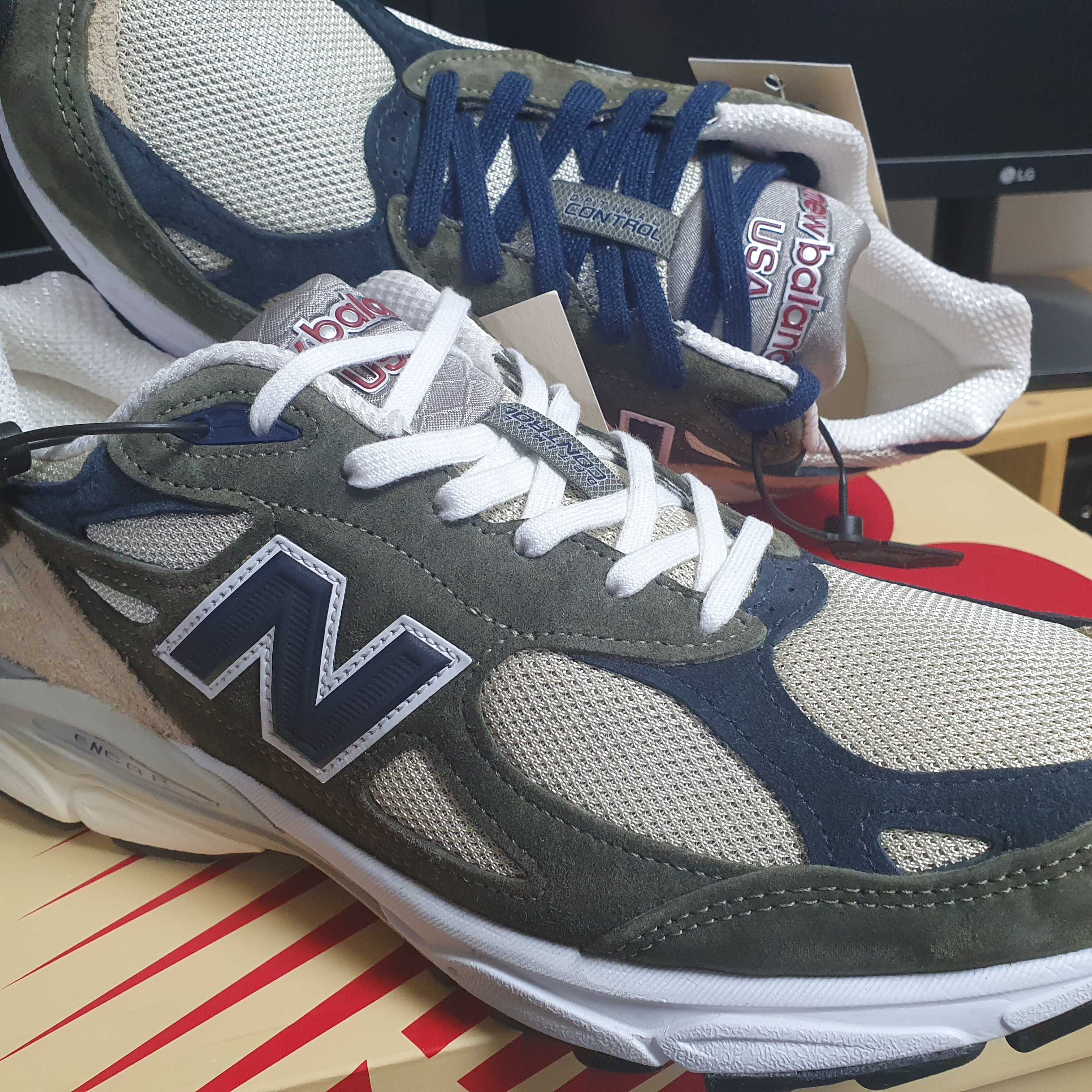 New Balance 990v3 Made in USA Olive 착용 스타일 - 1