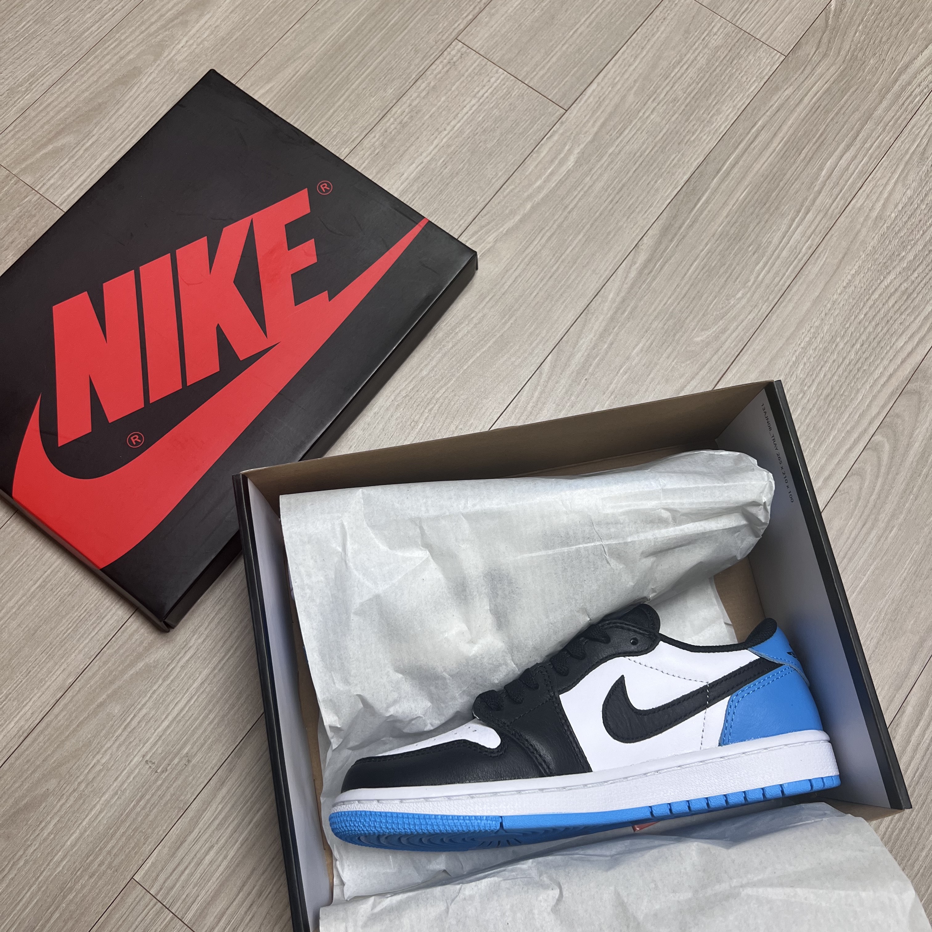 (W) Jordan 1 Retro Low OG Black and Dark Powder Blue 착용 스타일 - 1