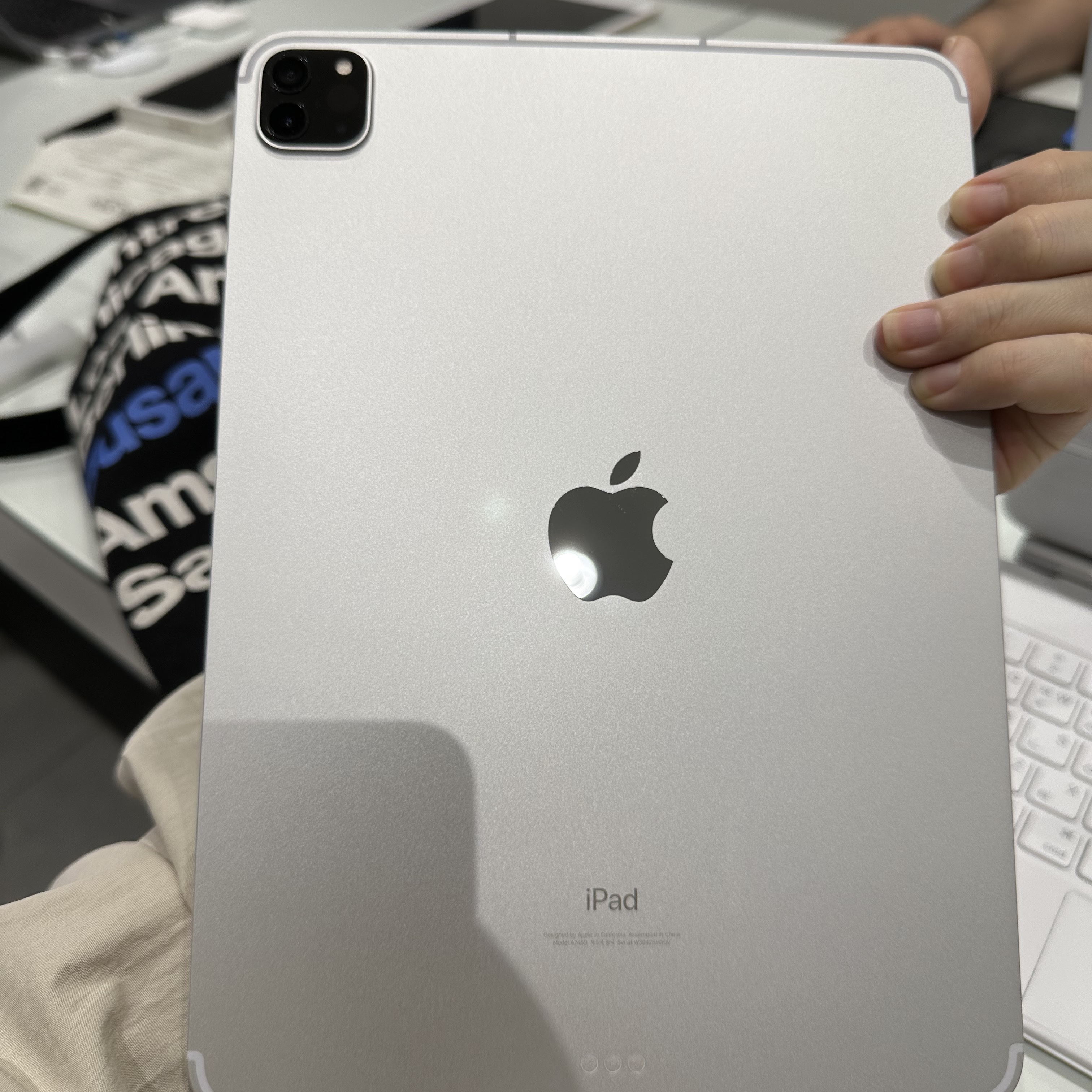 Apple iPad Pro 3rd Gen 11-inch Cellular 1TB Space Gray (Korean Ver.) 착용 스타일 - 5