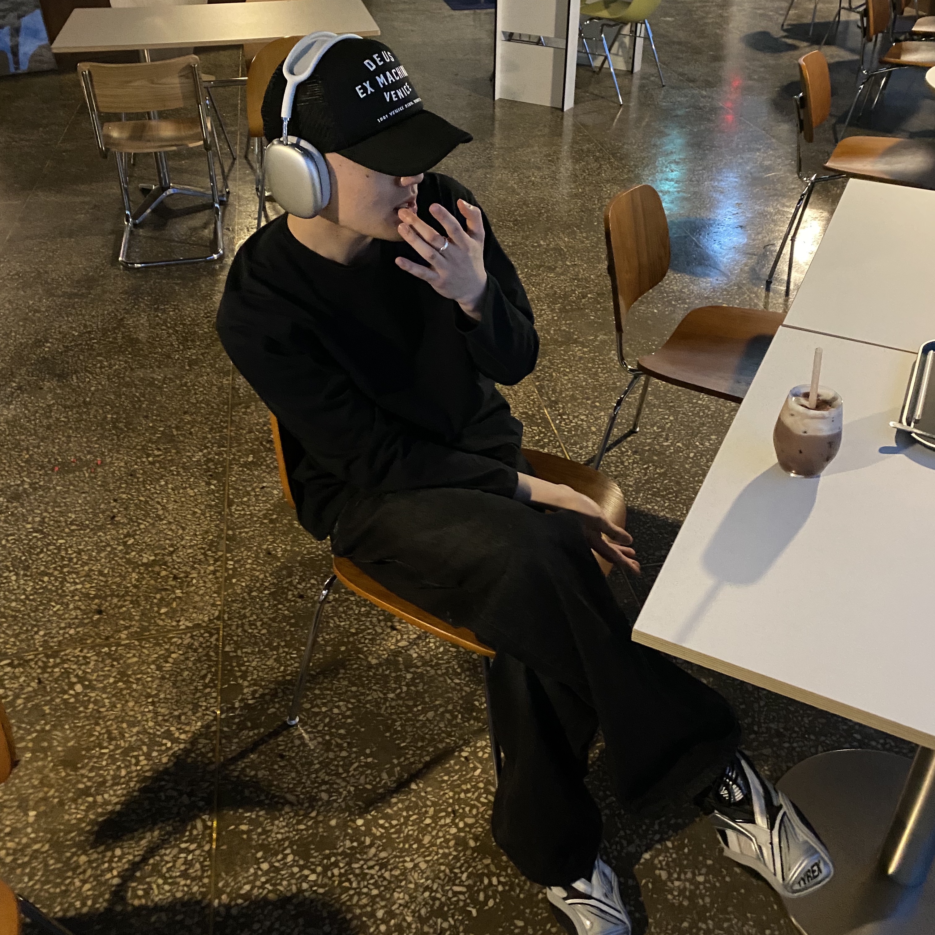 Apple AirPods Max Lightning Silver (Korean Ver.), Balenciaga Tyrex Sneakers Black Grey 착용 스타일