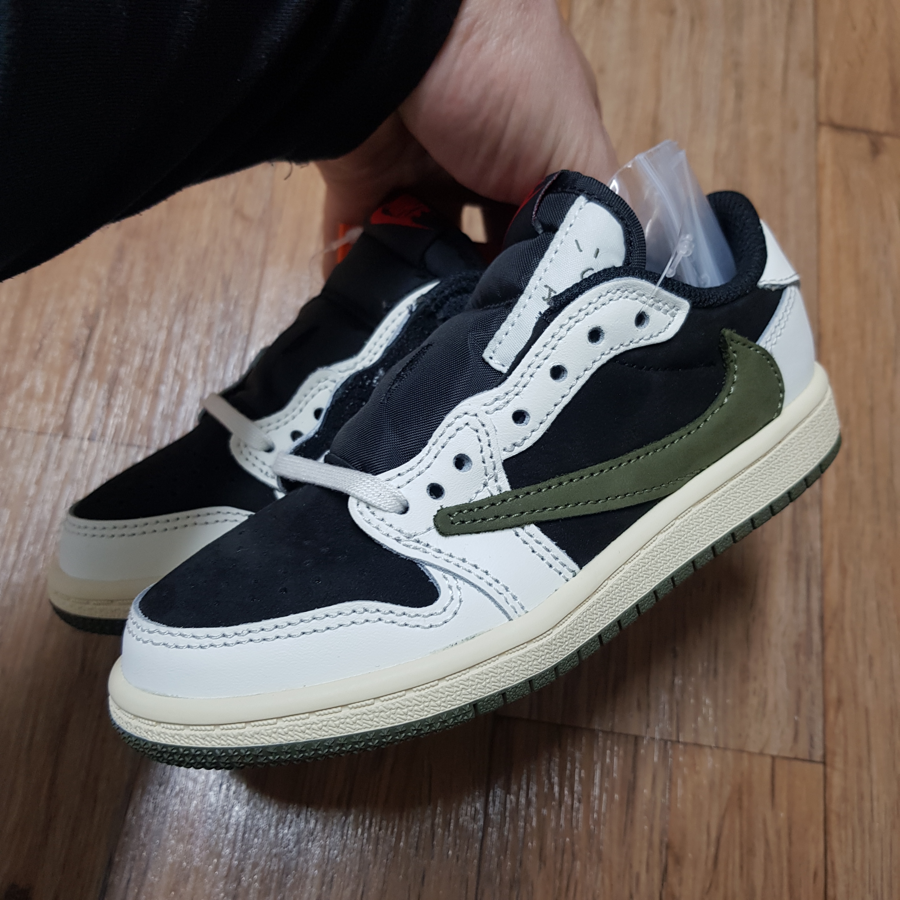 (PS) Jordan 1 x Travis Scott Retro Low OG SP Medium Olive 착용 스타일 - 2