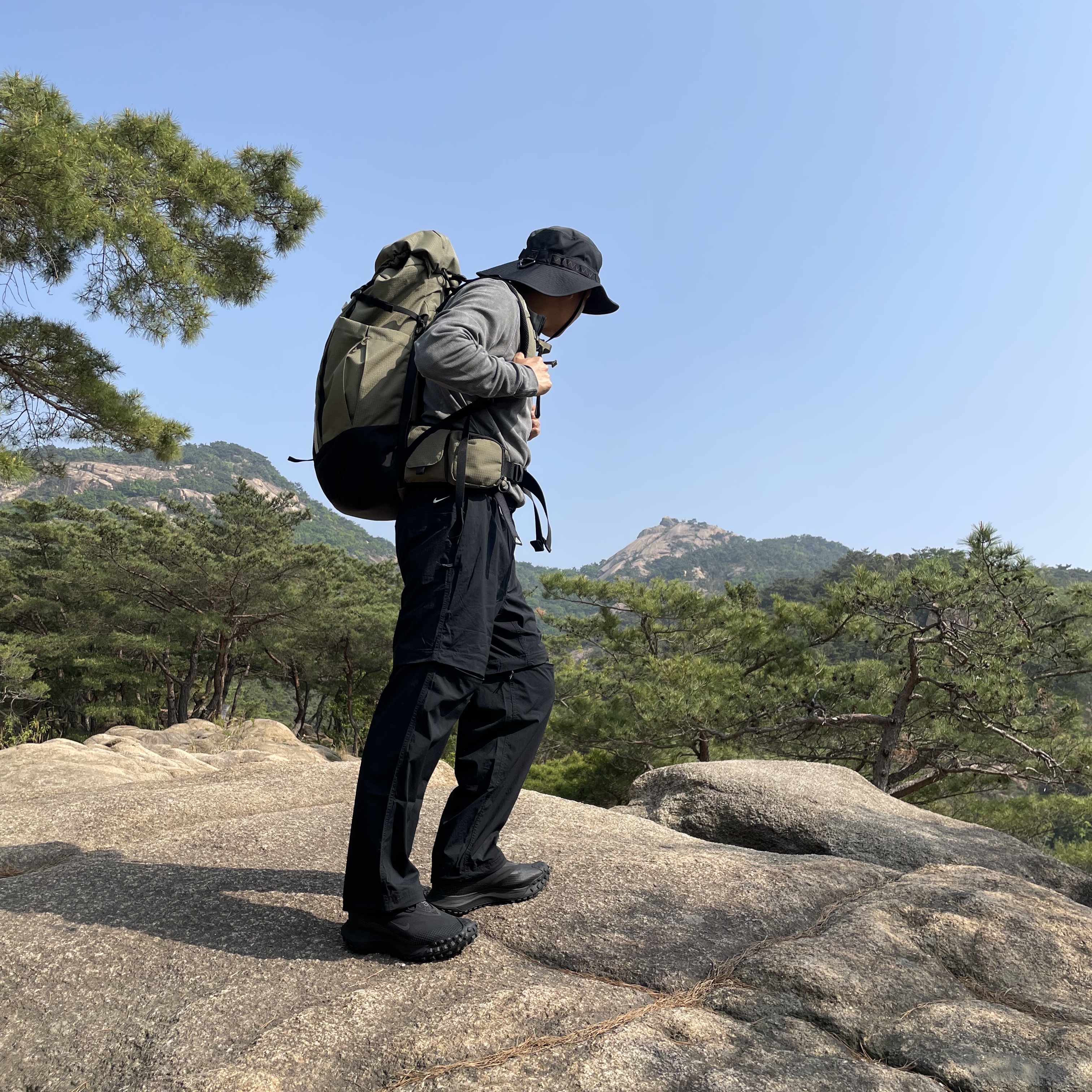 Nike NRG Dri-Fit ACG ADV Steeple Rock Half Zip Base Layer Black - Asia, Nike ACG Zip-Off Trail Pants Black - Asia 착용 스타일 - 1