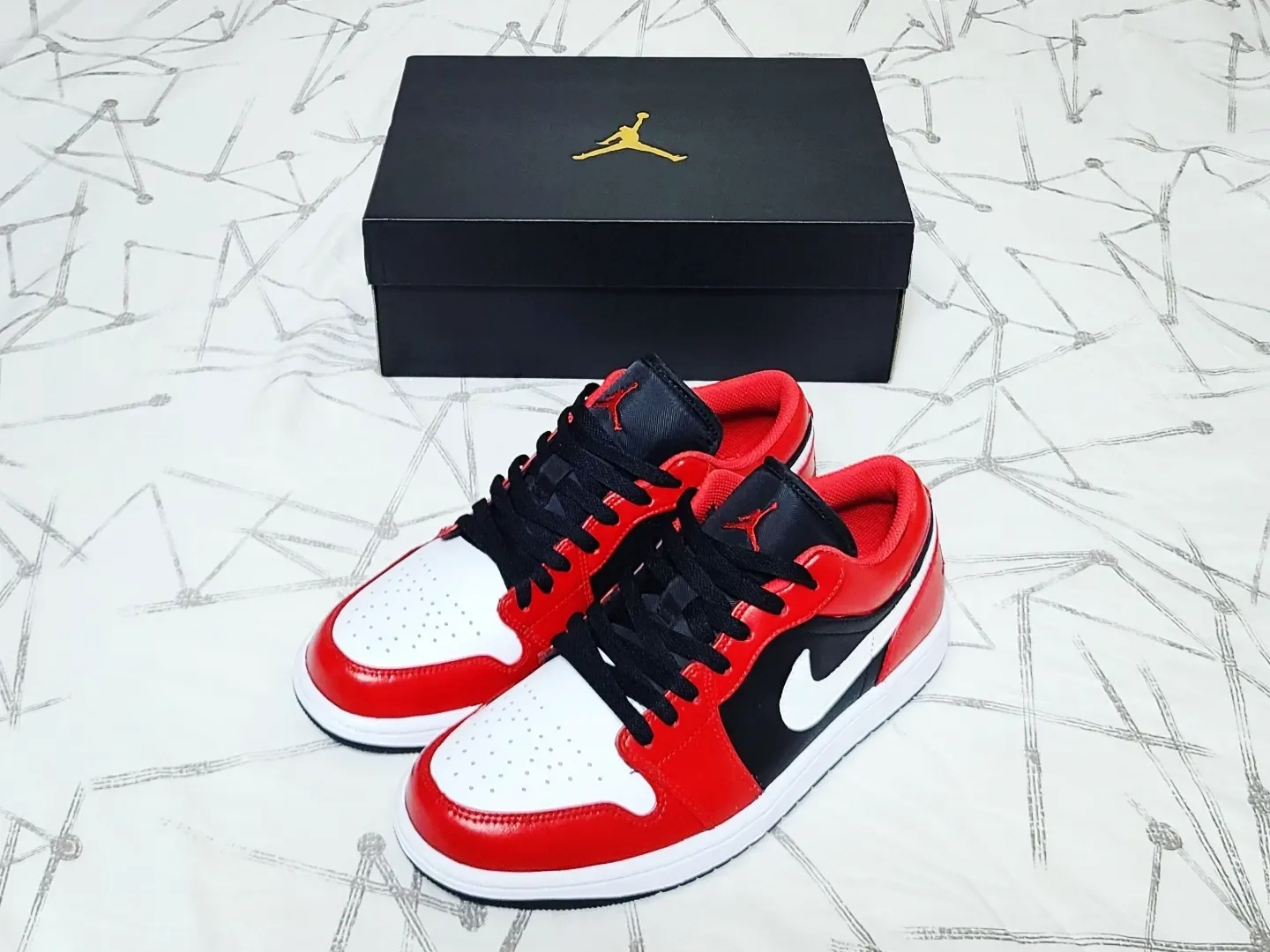 Jordan 1 Low Black Fire Red 착용 스타일 - 1