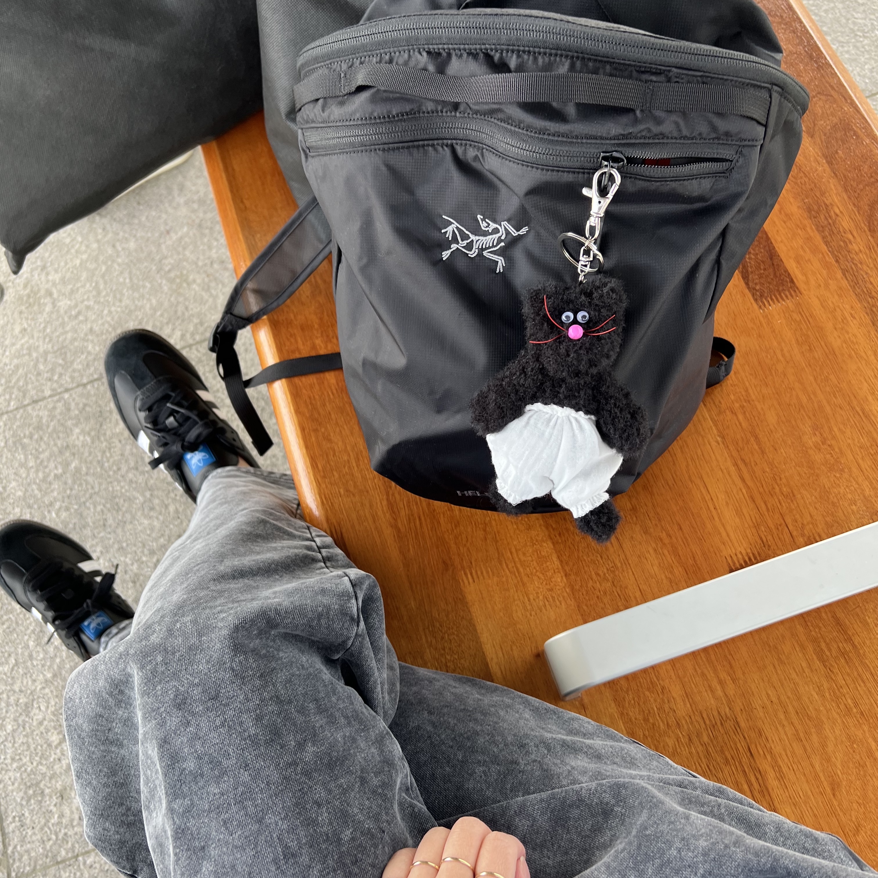 Arc'teryx Heliad 15 Backpack Black, Adidas Samba ADV Black 착용 스타일 - 1