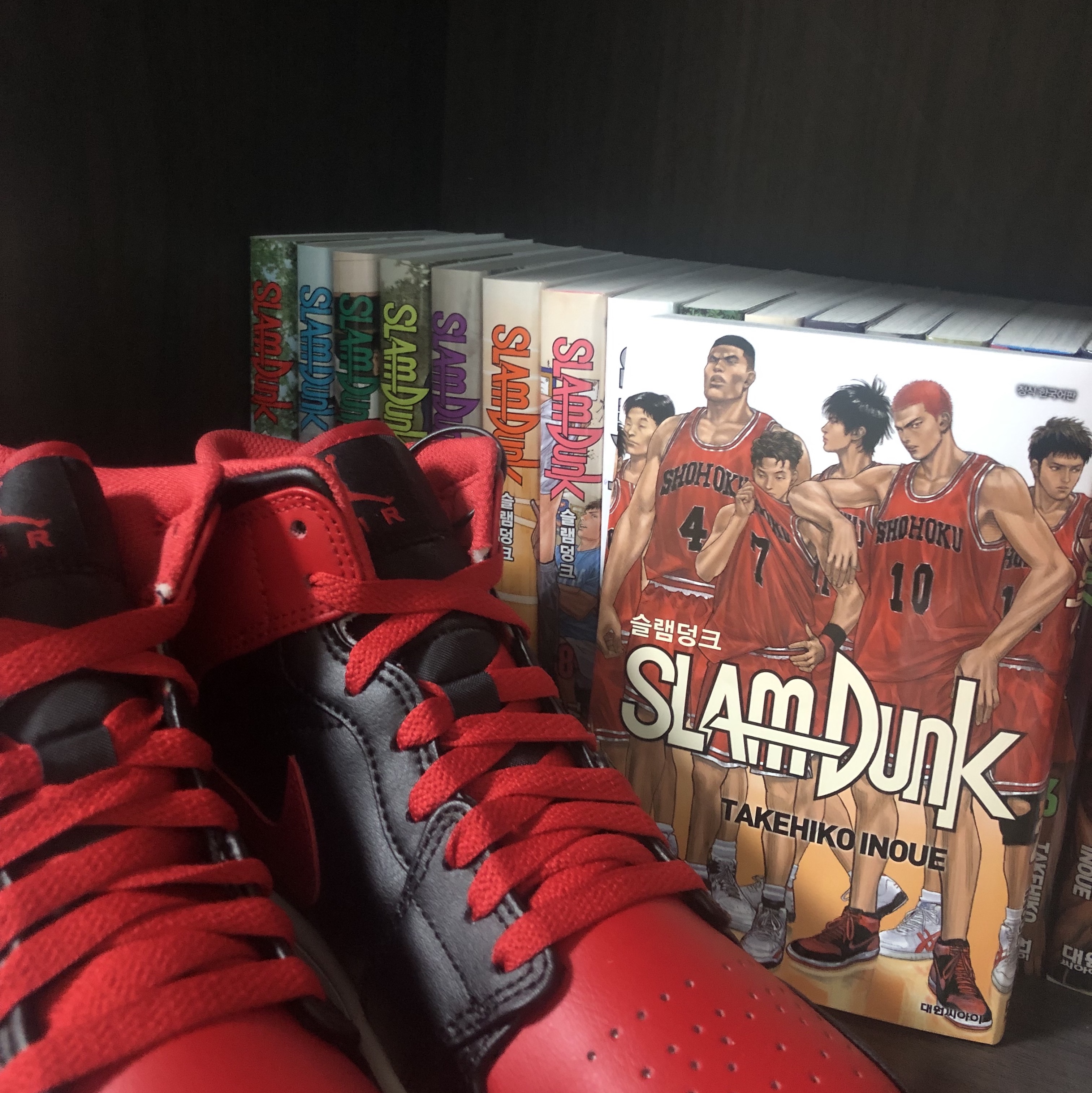 Jordan 1 Mid Black Fire Red 착용 스타일 - 1
