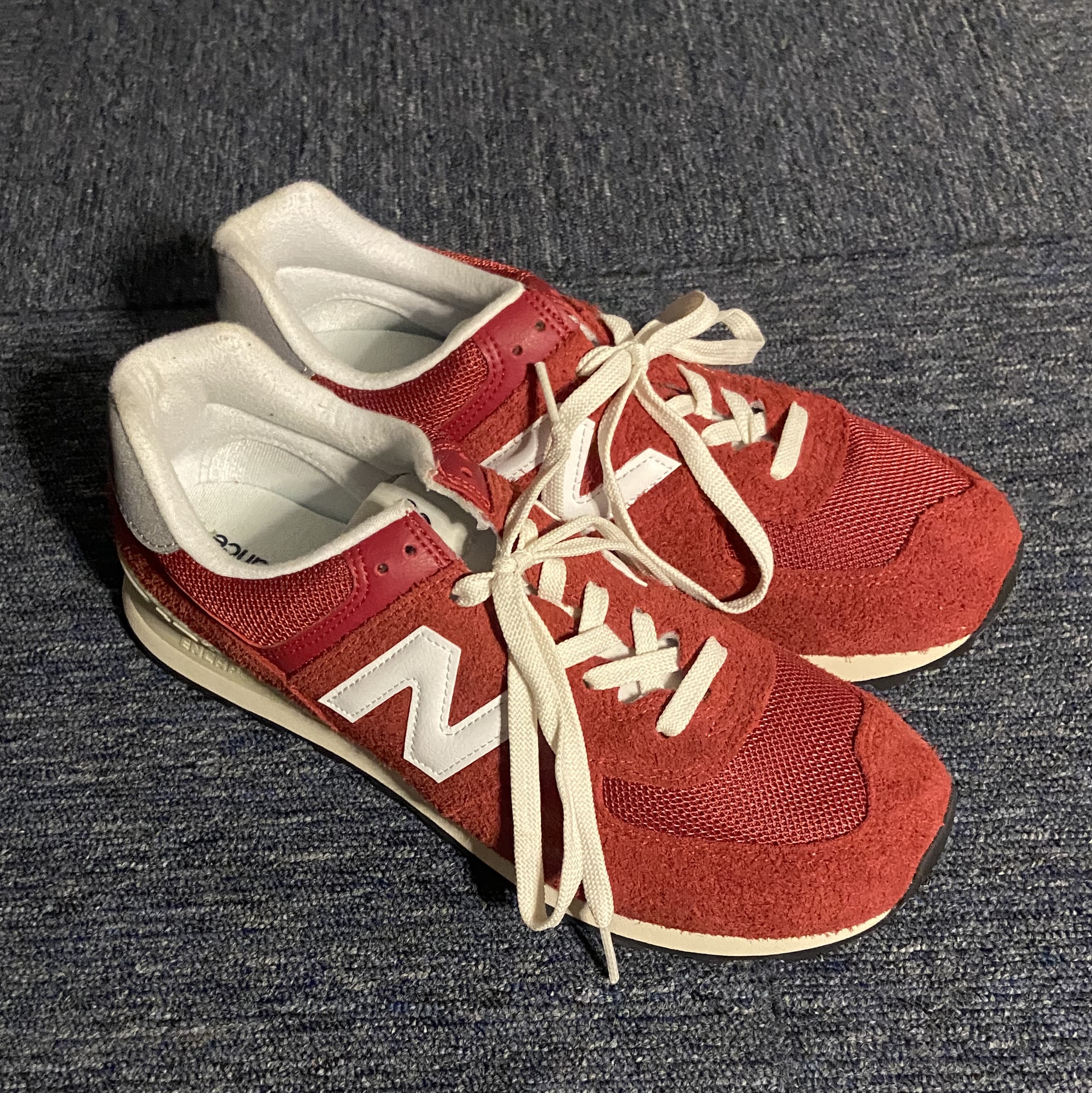 New Balance 574 Heritage Red 착용 스타일