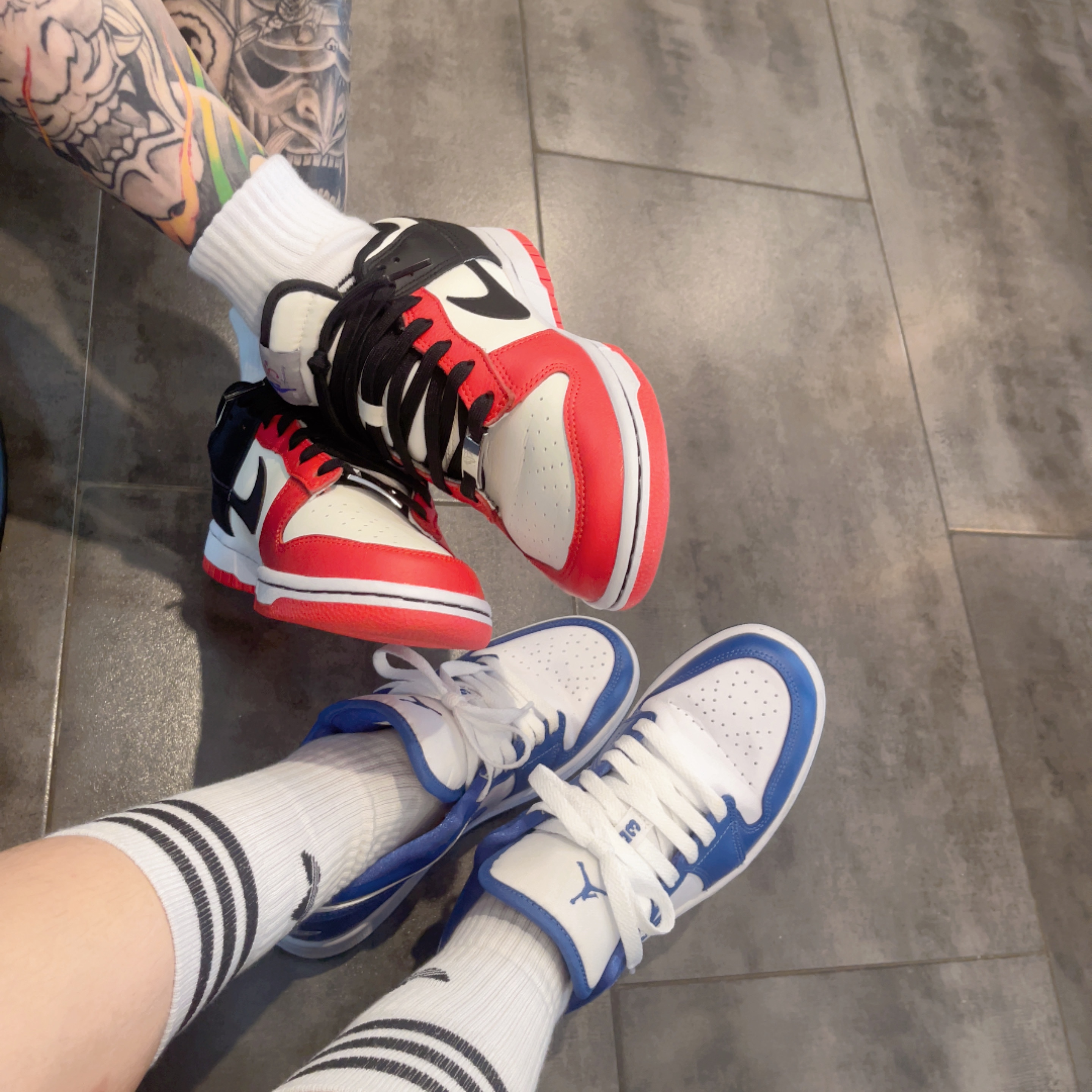(W) 조던 1 로우 화이트 다크 마리나 블루, 나이키 x NBA 덩크 로우 레트로 EMB 블랙 앤 칠리 레드 착용 스타일 - 1