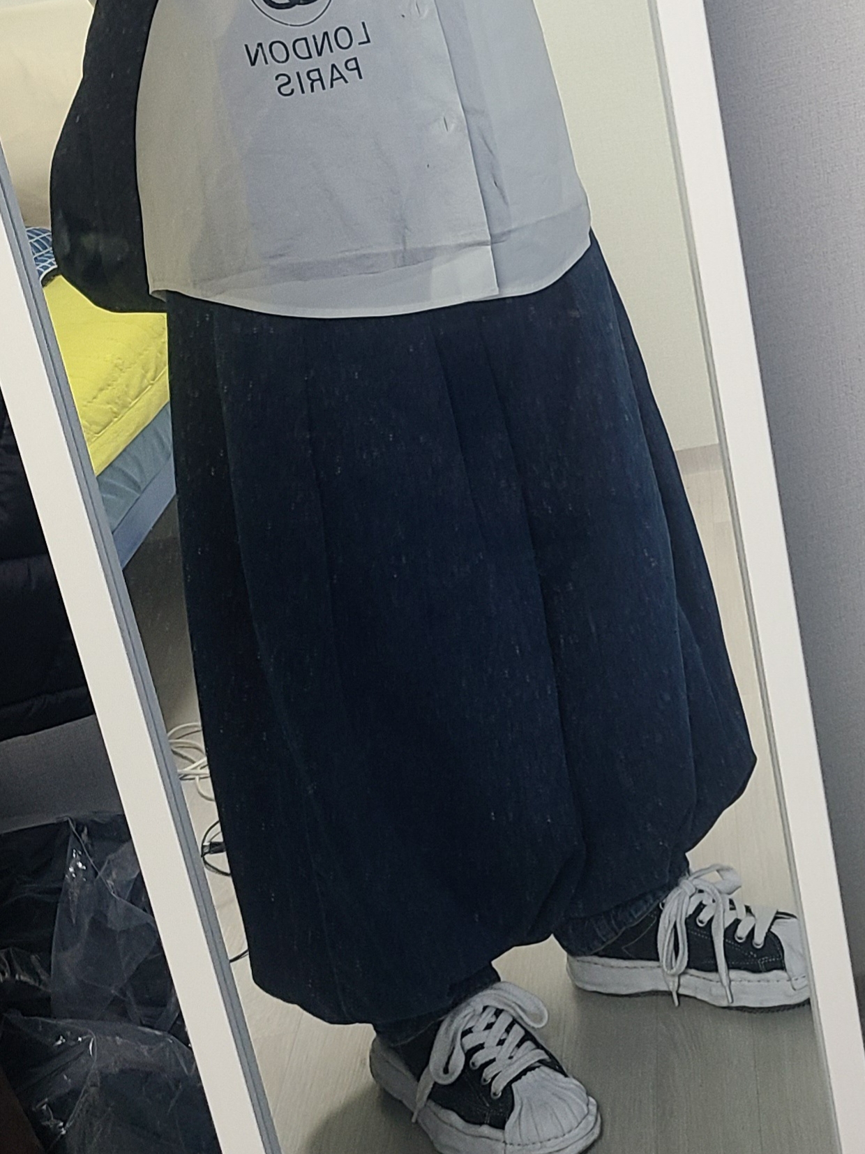 Stussy World Tour Shirt White, Zara x Ader Error Wide Leg Jeans Blue 착용 스타일