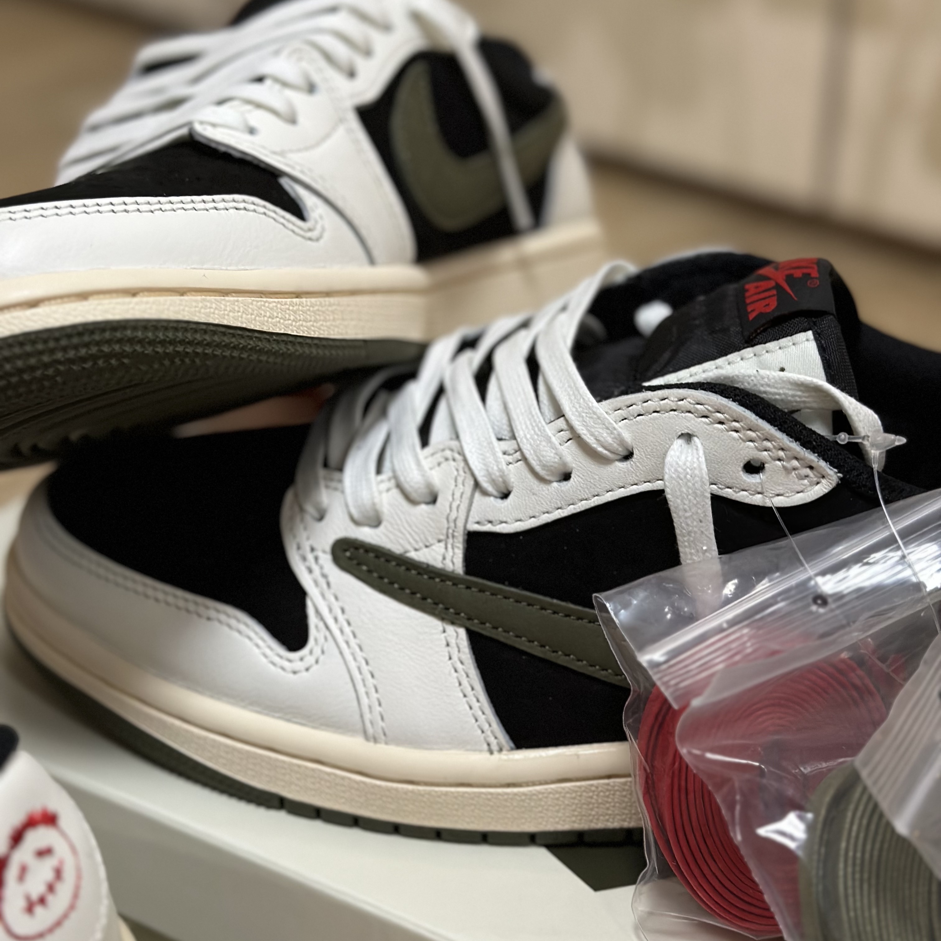 (W) Jordan 1 x Travis Scott Retro Low OG SP Medium Olive, (PS) Jordan 1 x Travis Scott Retro Low OG SP Medium Olive 착용 스타일 - 2