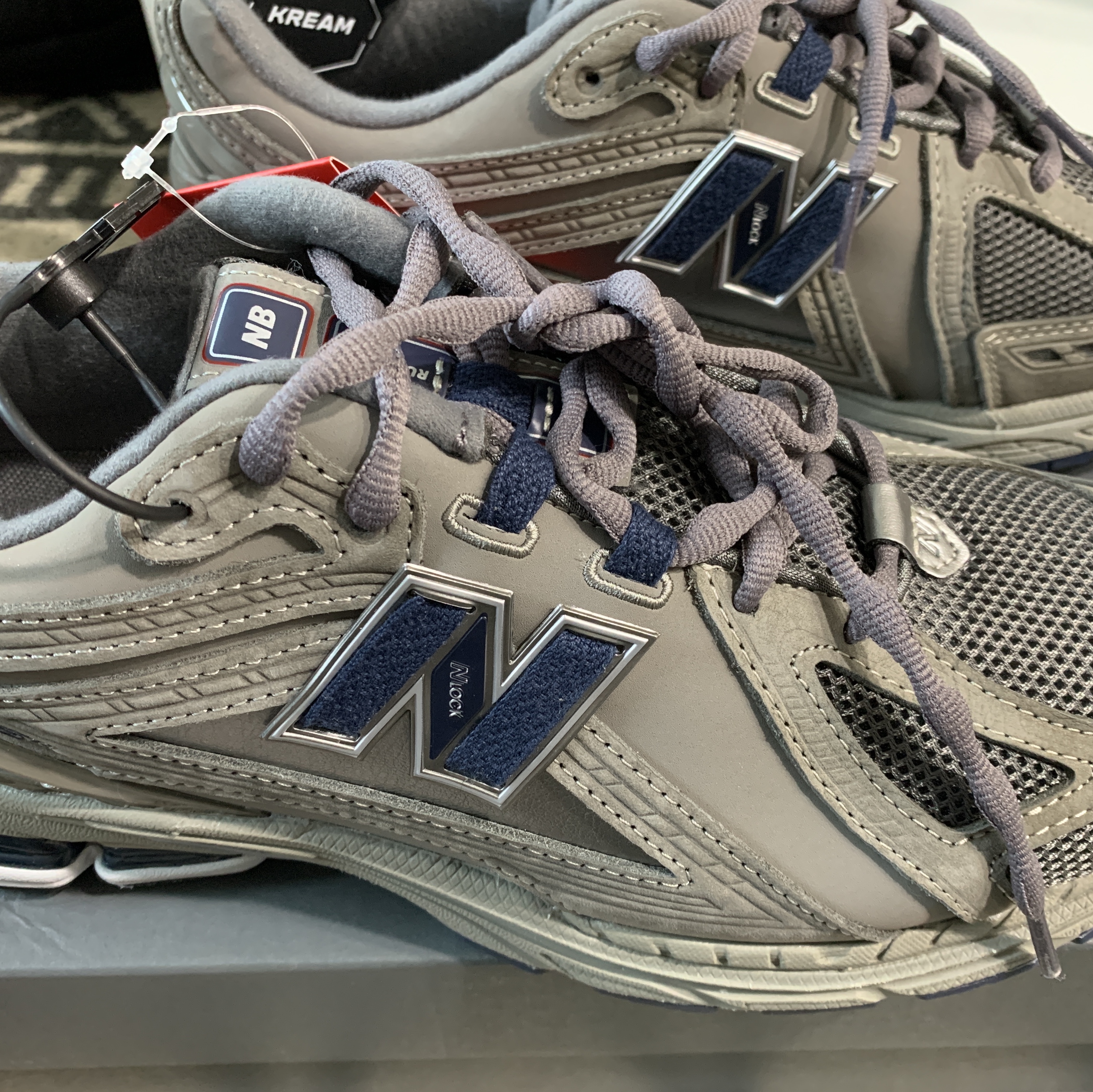 New Balance 1906R Charcoal Grey 착용 스타일