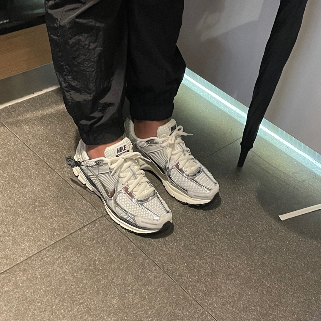 (W) Nike Zoom Vomero 5 Photon Dust and Metallic Silver 착용 스타일