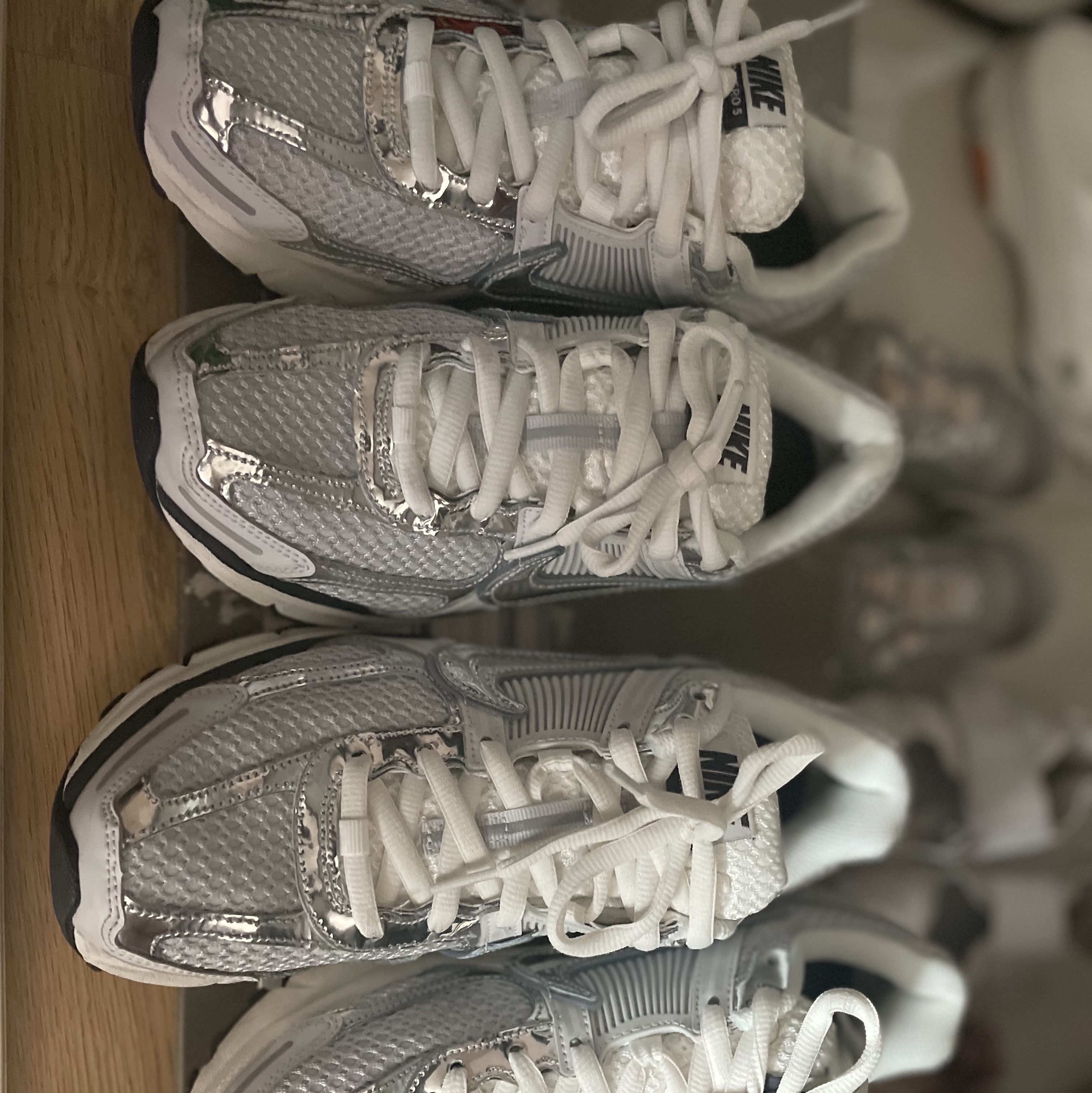 (W) Nike Zoom Vomero 5 Photon Dust and Metallic Silver 착용 스타일