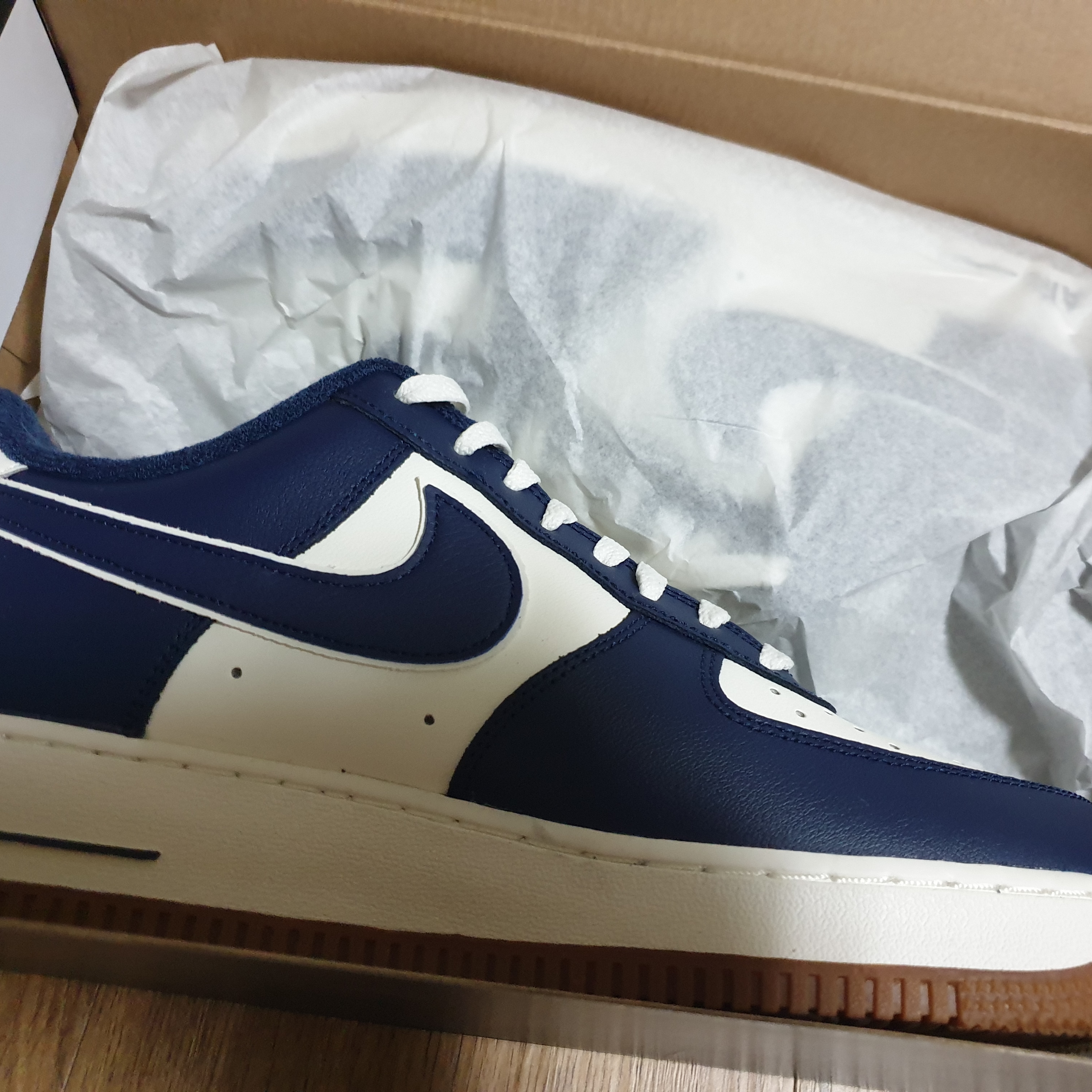 Nike Air Force 1 '07 LV8 Midnight Navy 착용 스타일