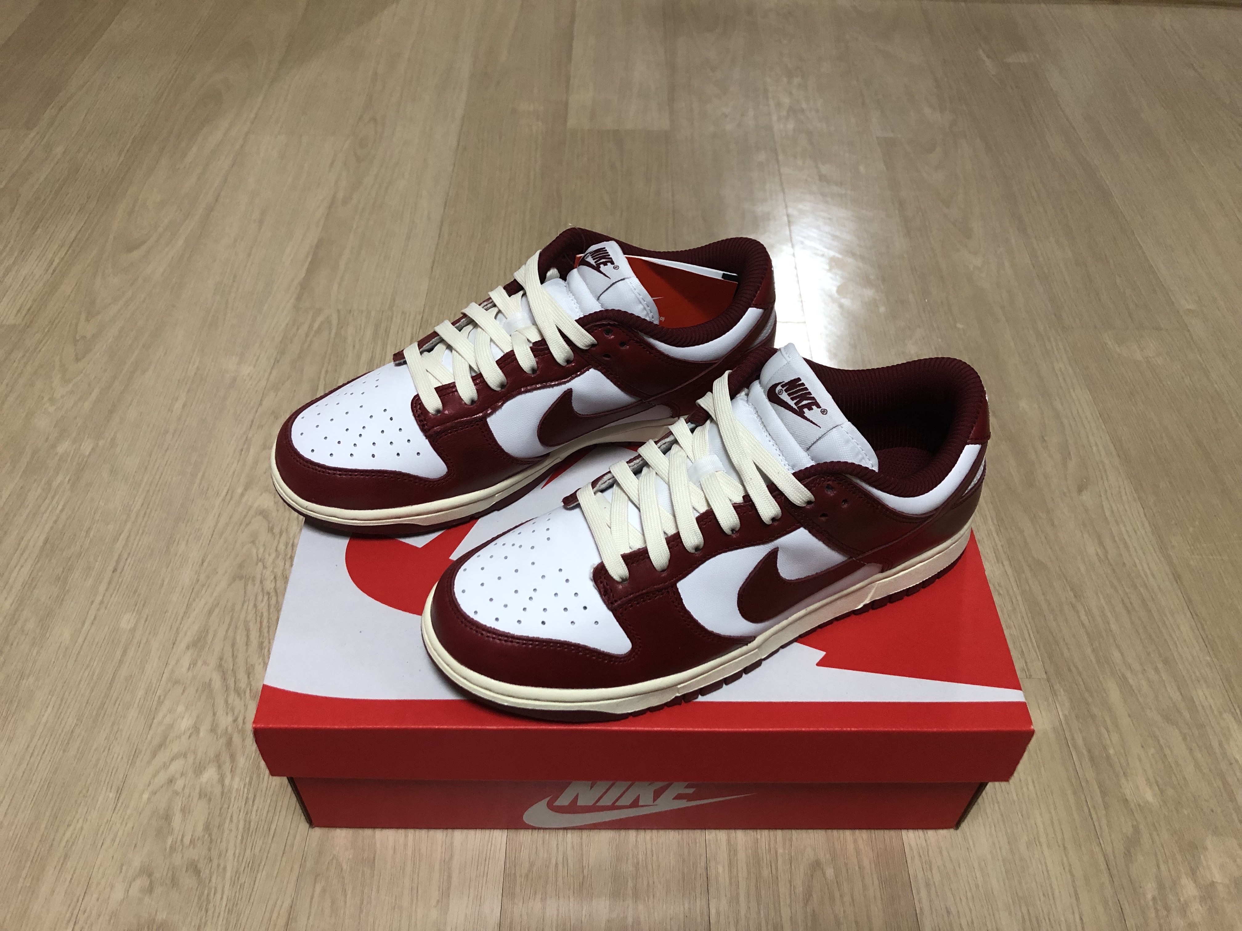(W) Nike Dunk Low Retro PRM Team Red and White 착용 스타일 - 1