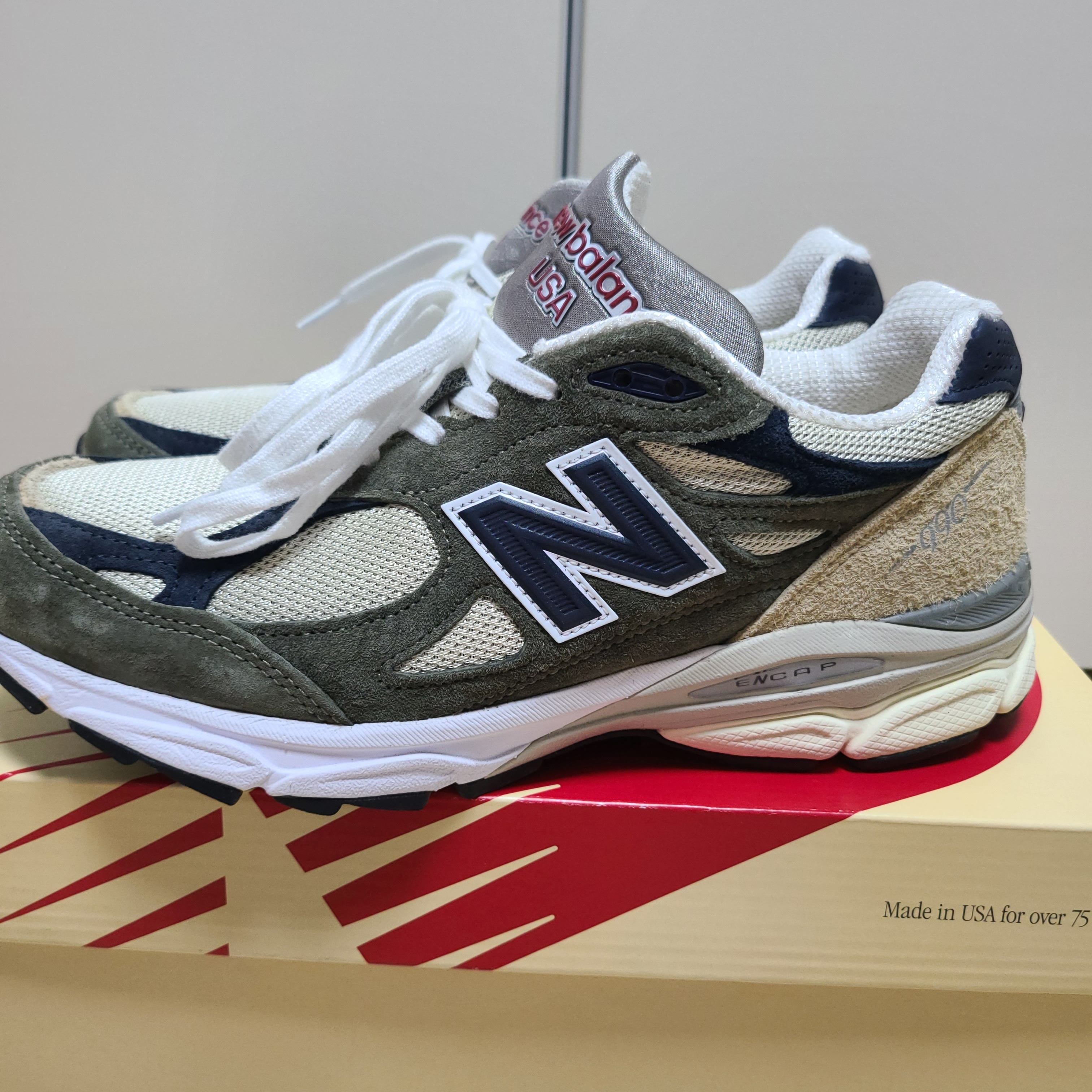 New Balance 990v3 Made in USA Olive 착용 스타일 - 2