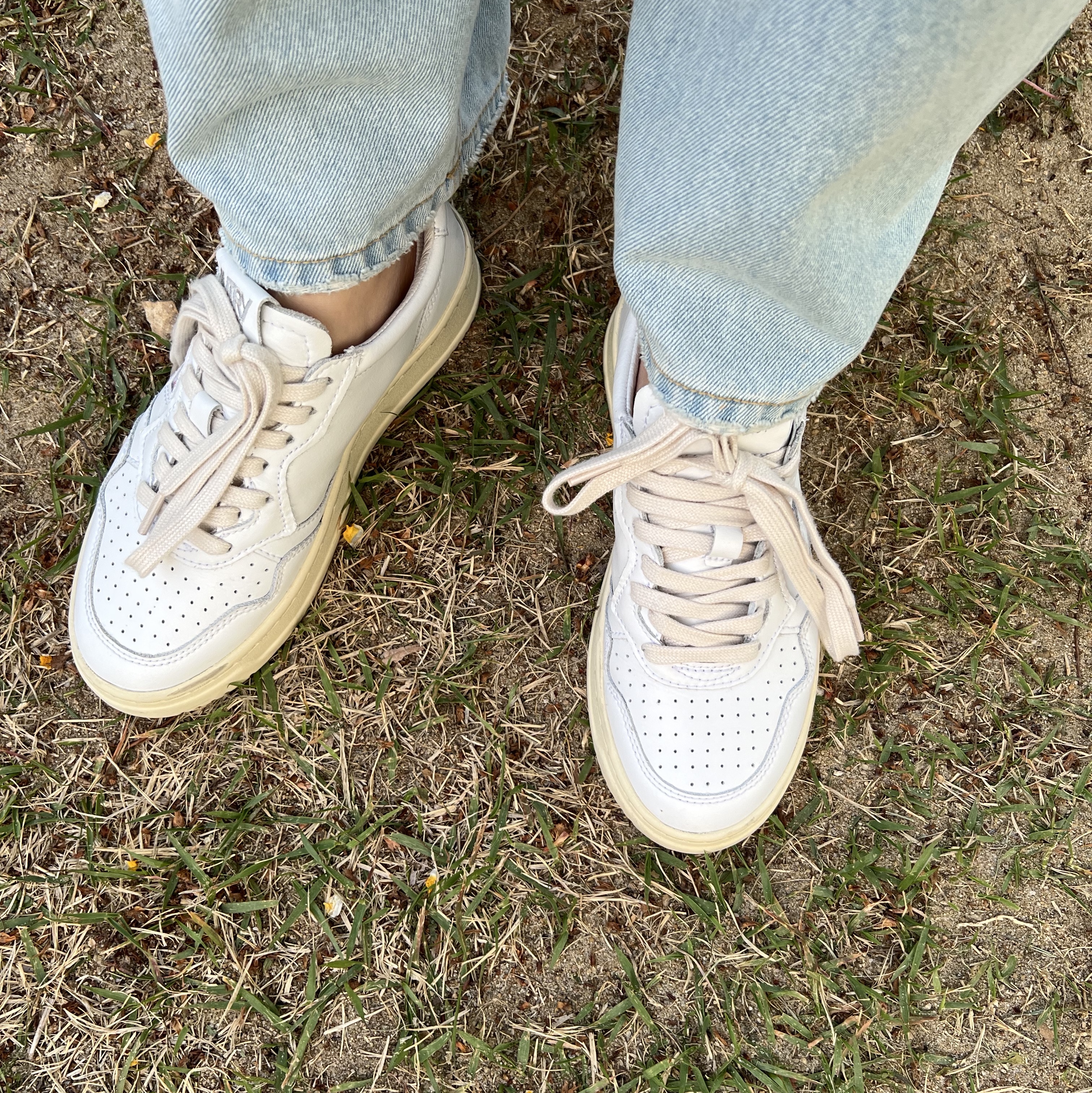 (W) Autry Medalist Low Leather Sneakers White 착용 스타일 - 4