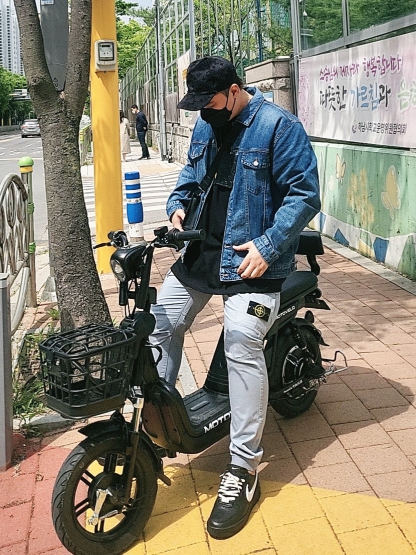 루이비통 모노그램 벨벳 캡 블랙, 스톤 아일랜드 31303 카고 팬츠 도브 그레이 - 23SS 착용 스타일 - 1