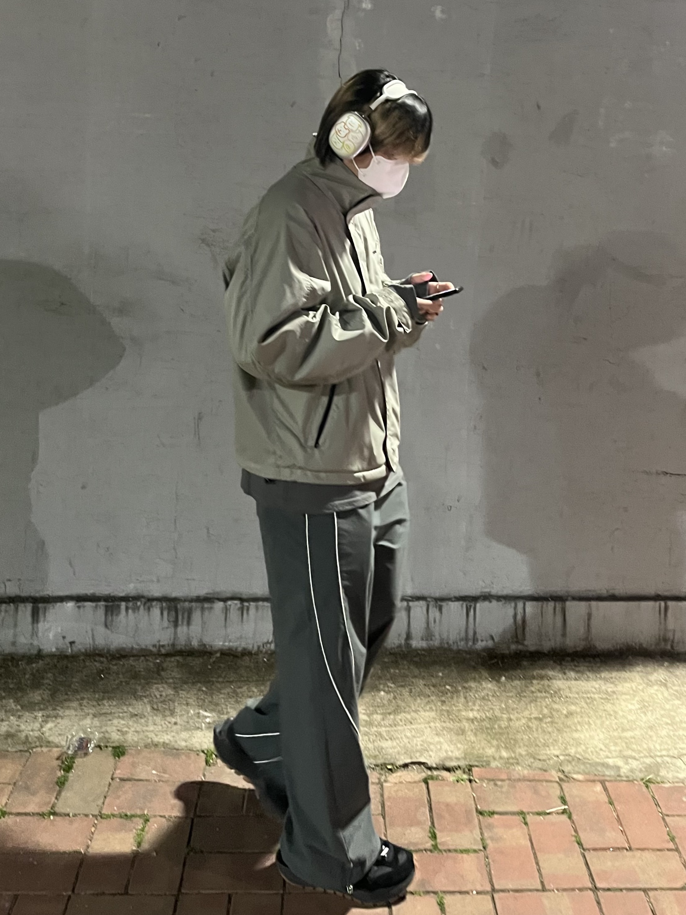 Nike x Sacai VaporWaffle Black and Gum, Apple AirPods Max Lightning Silver (Korean Ver.) 착용 스타일