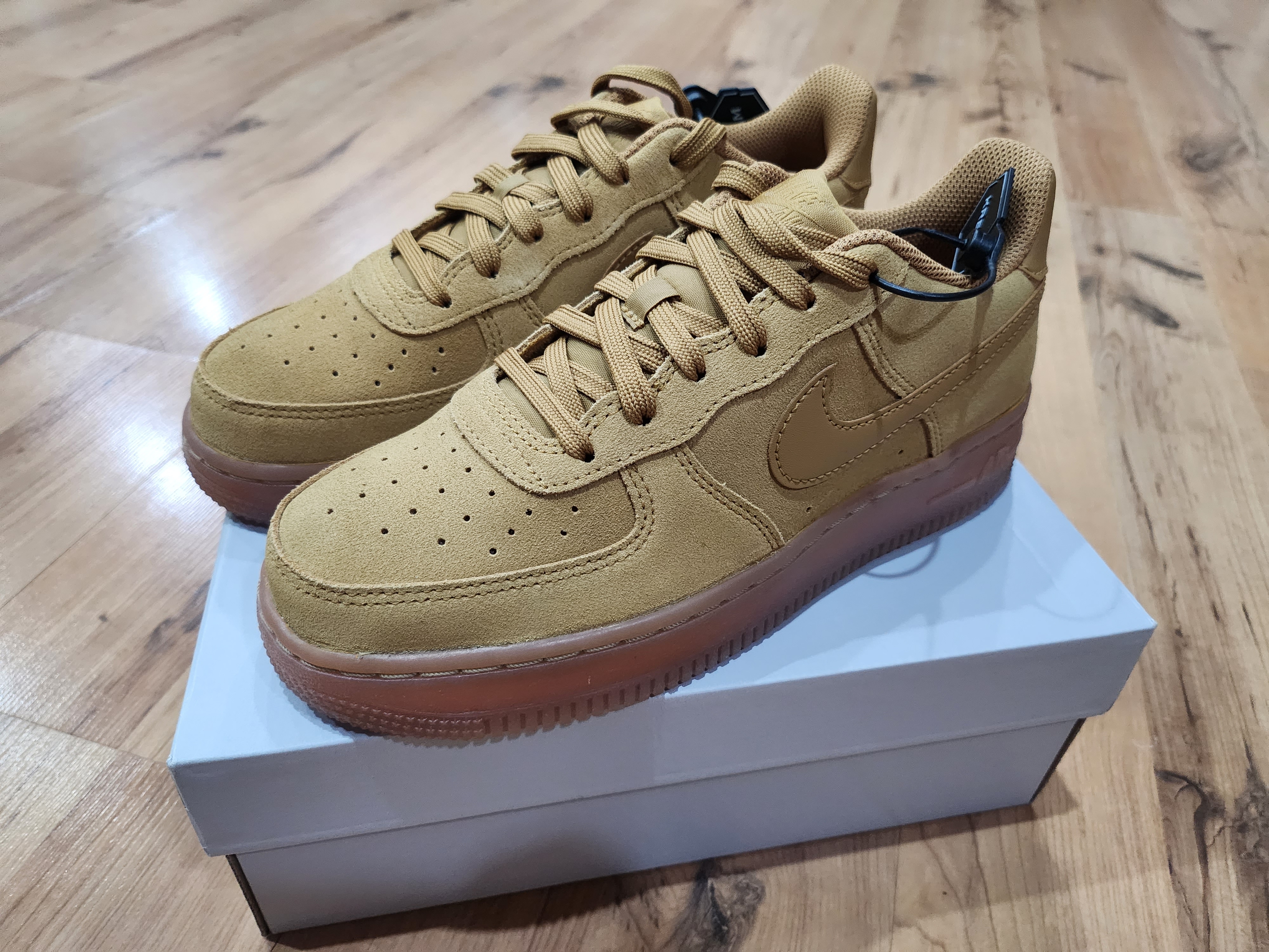 (GS) Nike Air Force 1 LV8 3 Wheat 착용 스타일 - 1