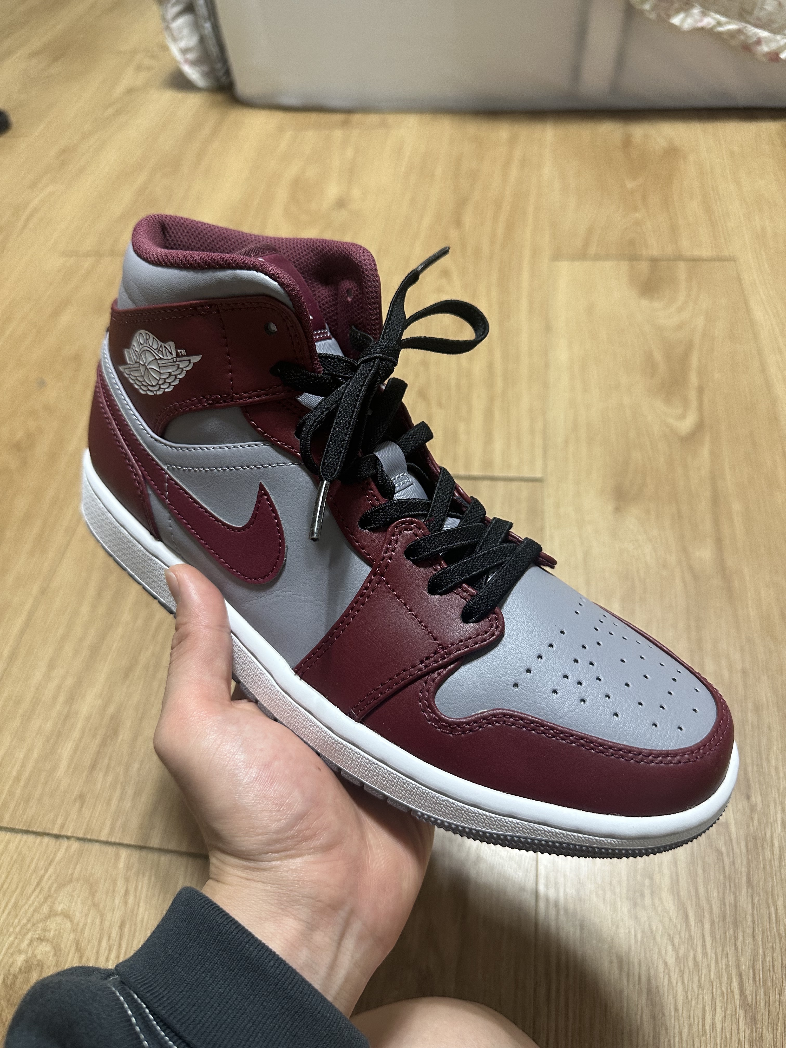 Jordan 1 Mid Cherrywood Red 착용 스타일 - 1
