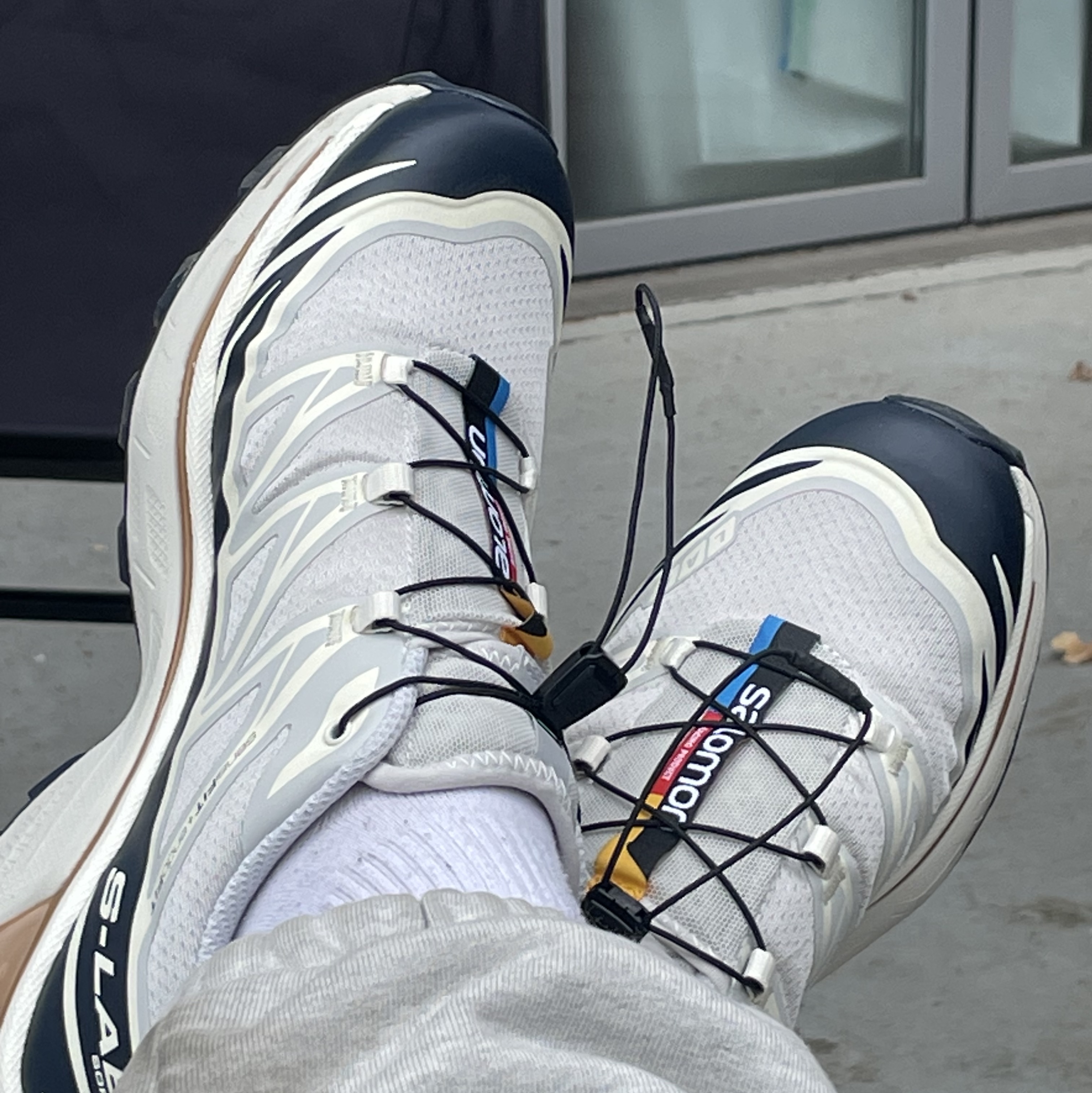 Salomon XT-6 Lunar Rock Dark Sapphire 착용 스타일