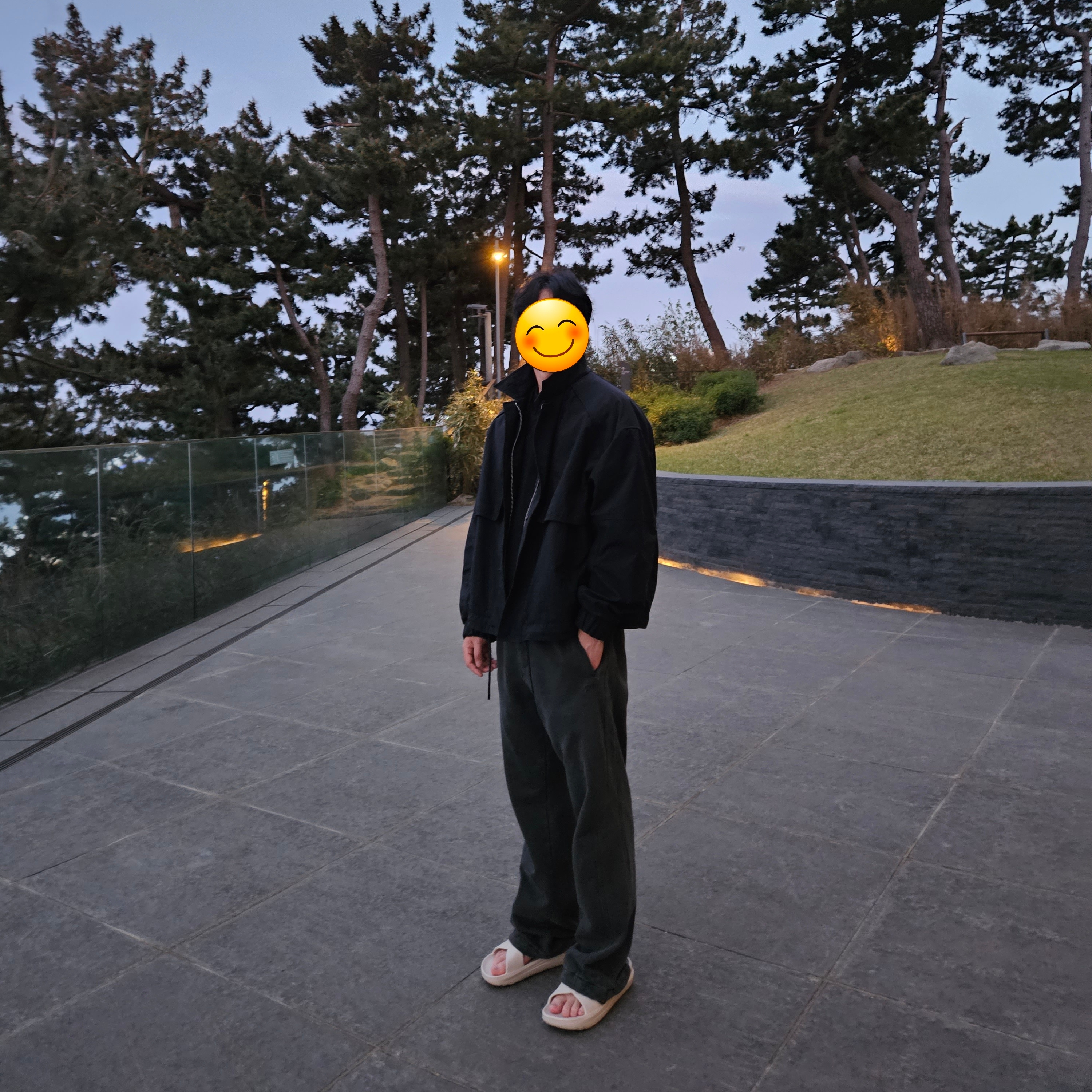 Juun.J Embroidered Detail Wide Track Pants Grey 착용 스타일